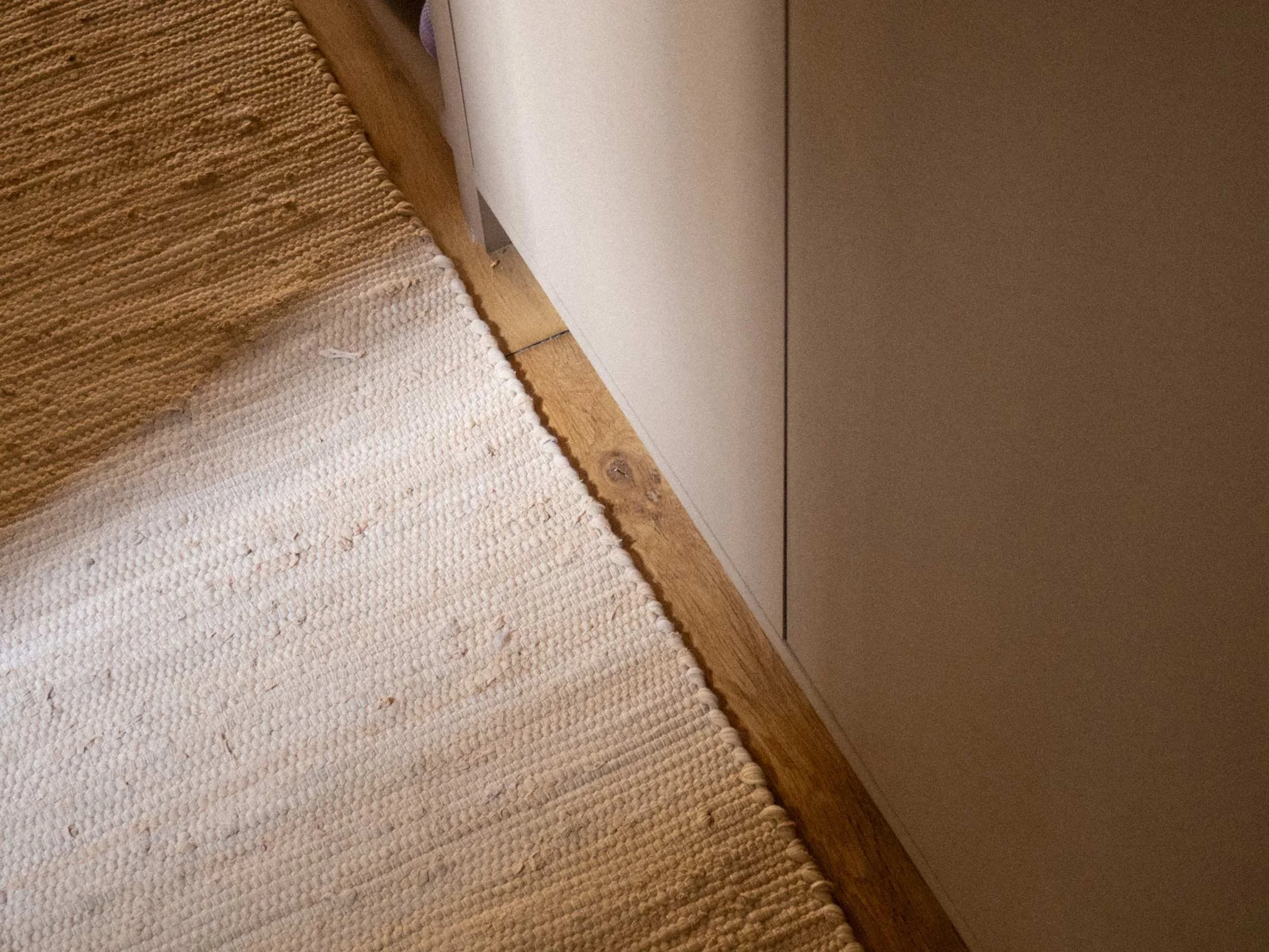 Rangement et tapis imaginés par un architecte d'intérieur dans le Var