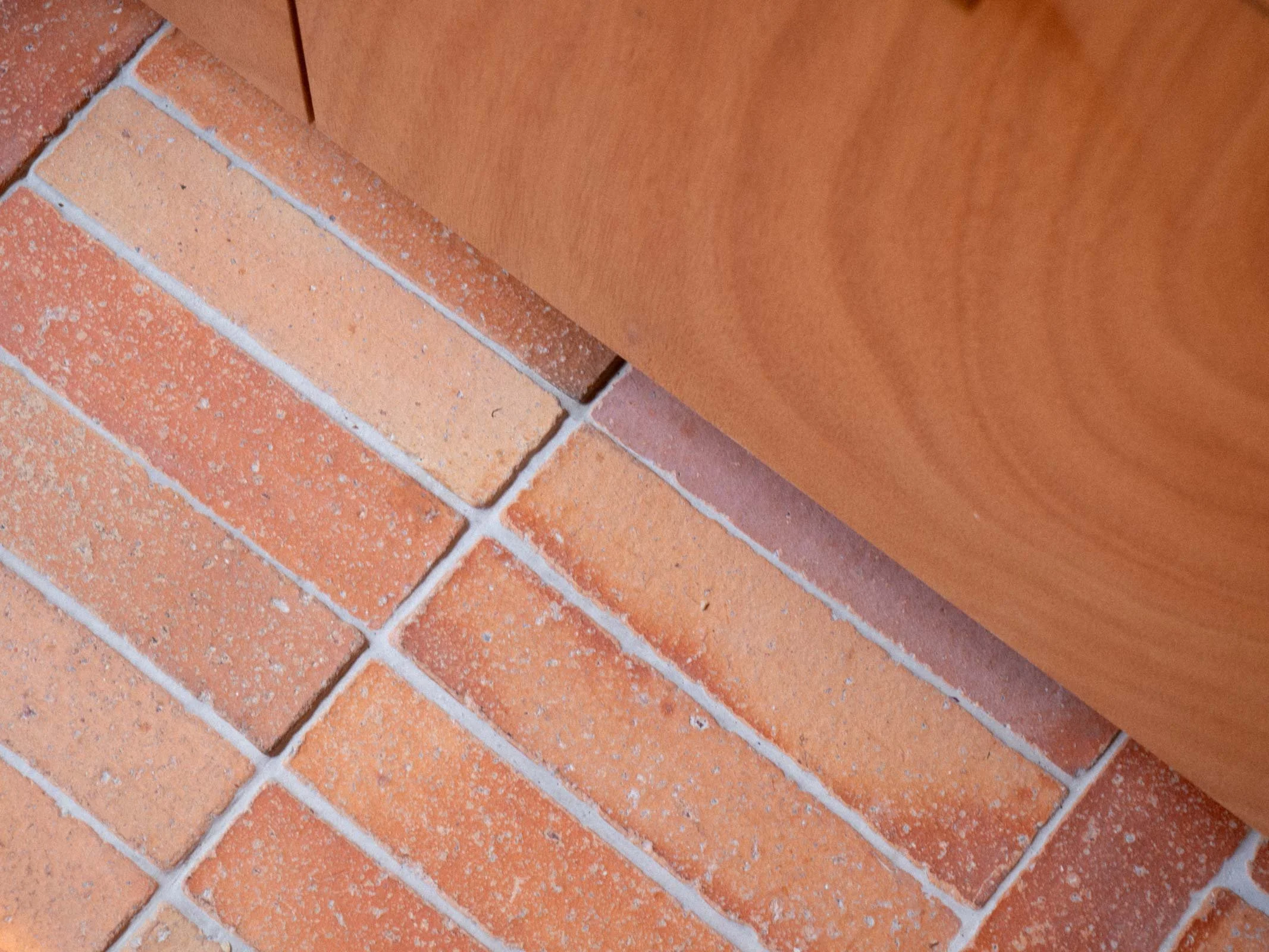 Tomette et façade sur-mesure en contreplaqué dans cuisine dans le Var réalisée par une architecte d'intérieur