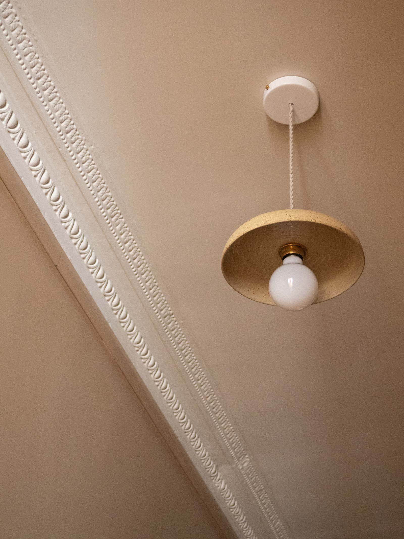 Entrée avec suspension lumineuse conçue par un architecte d'intérieur