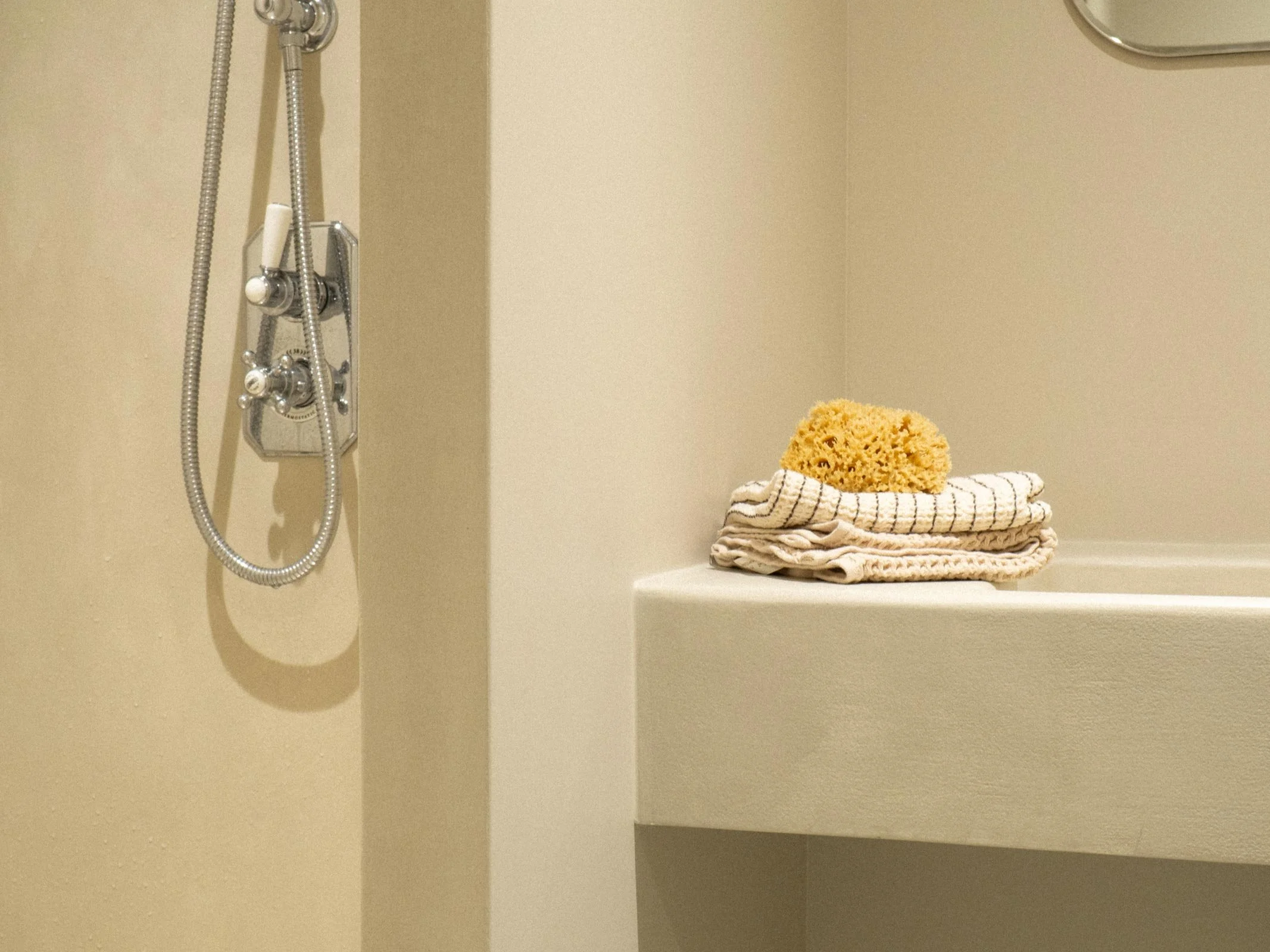 Salle de bain sur-mesure conçue par une architecte d'intérieur dans le Var