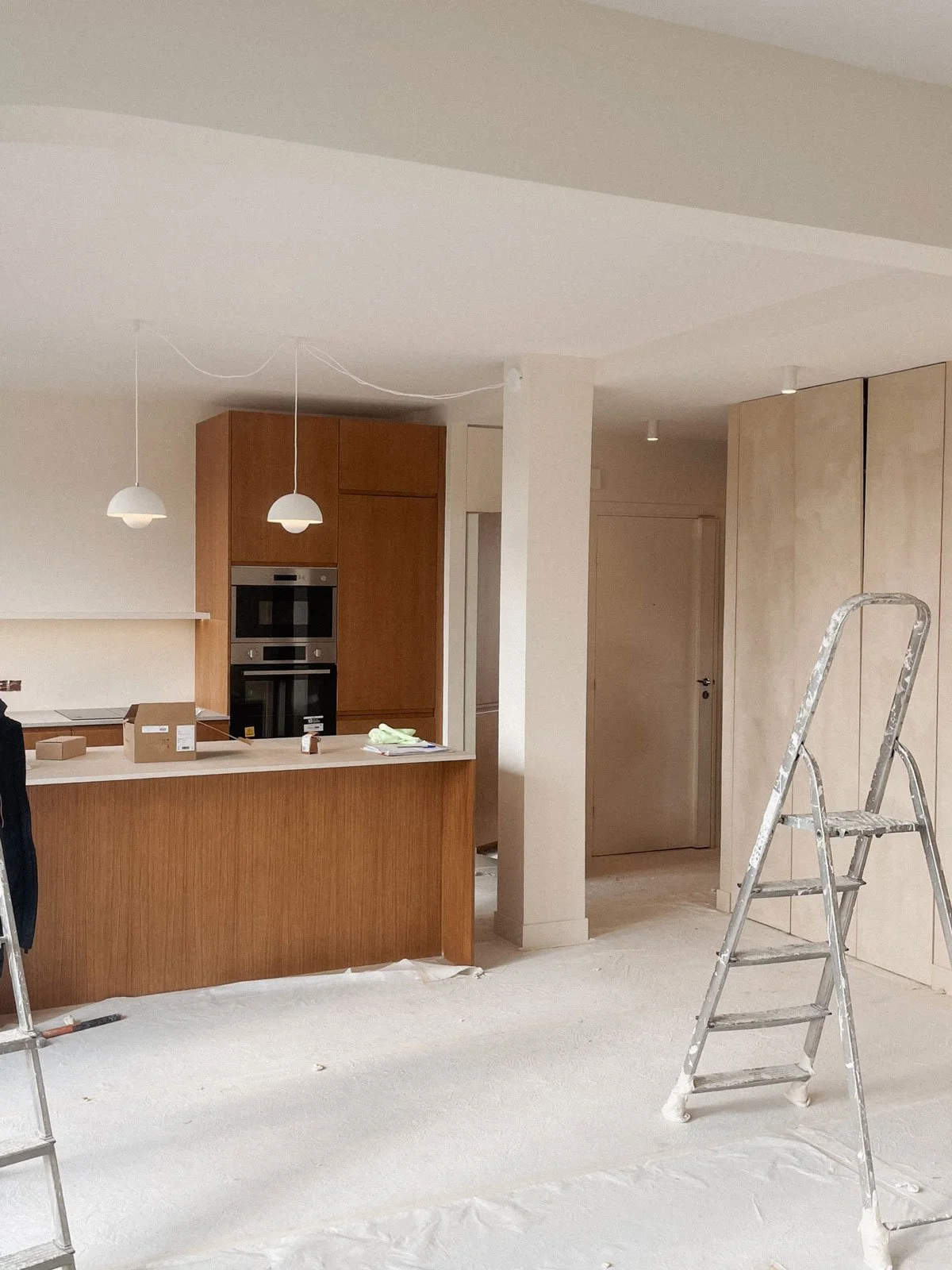 Appartement en cours de rénovation à Toulon avec du béton ciré et une cuisine en bois, réalisé par une architecte d'intérieur