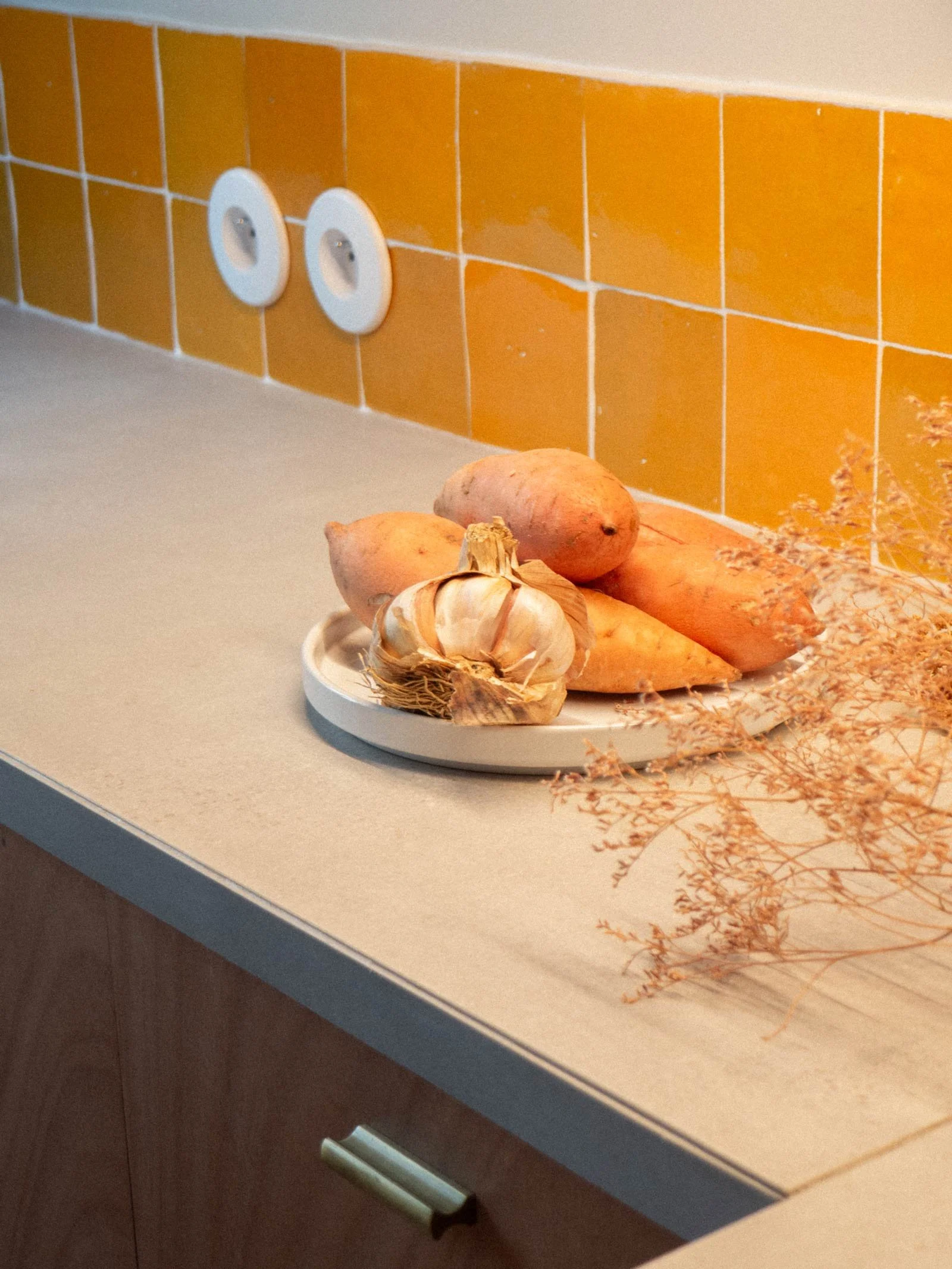 Plan de travail et crédence en zellige dans cuisine sur-mesure conçue dans le Var par une architecte d'intérieur