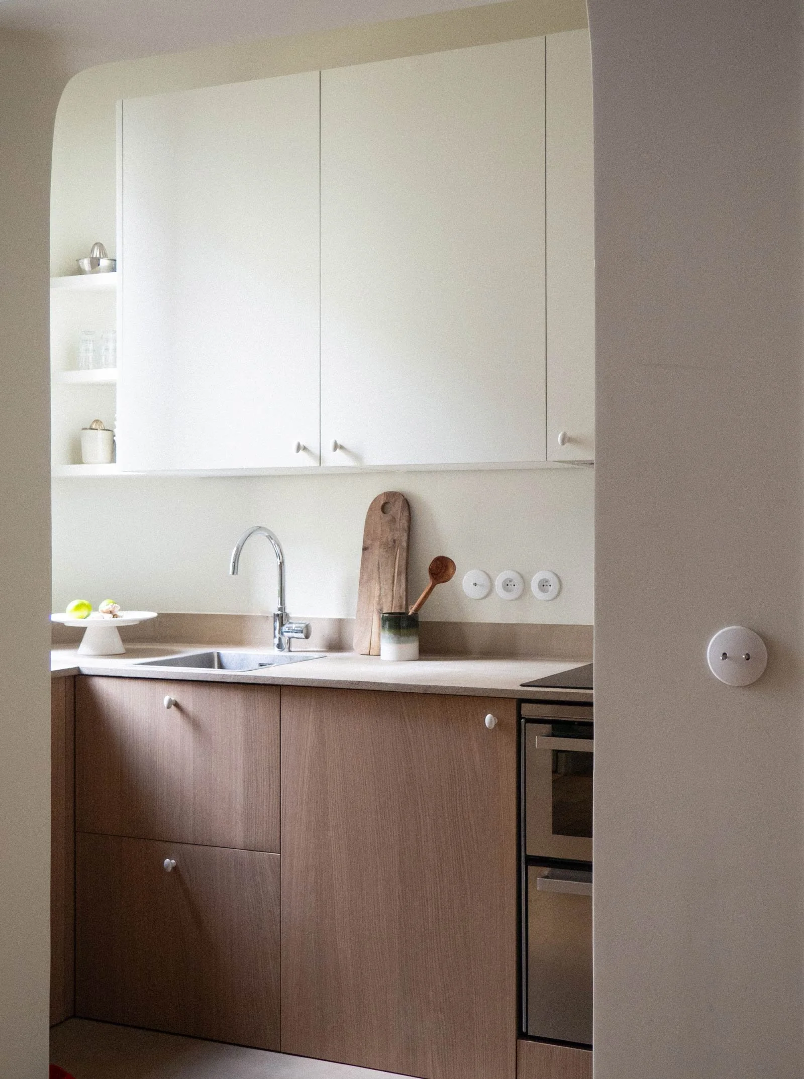 Petite cuisine rénovée par une architecte d'intérieure dans le Var