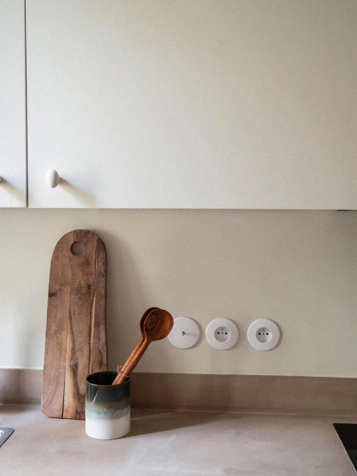 Plan de travail en béton ciré et façade sur-mesure dans une cuisine d'un appartement rénové à Toulon dans le Var par un architecte d'intérieur