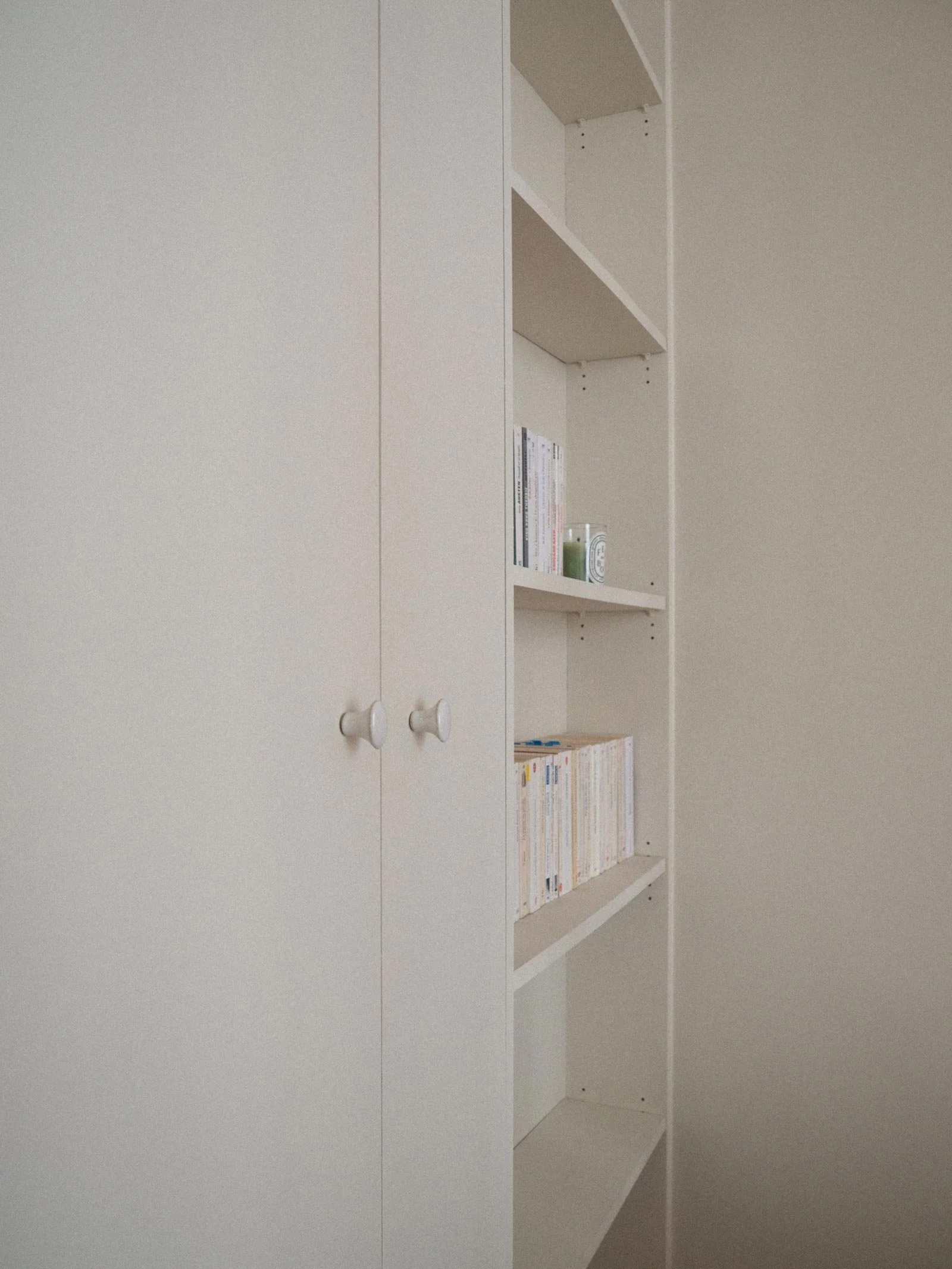 Bibliothèque sur-mesure conçue par un architecte d'intérieur dans le Var