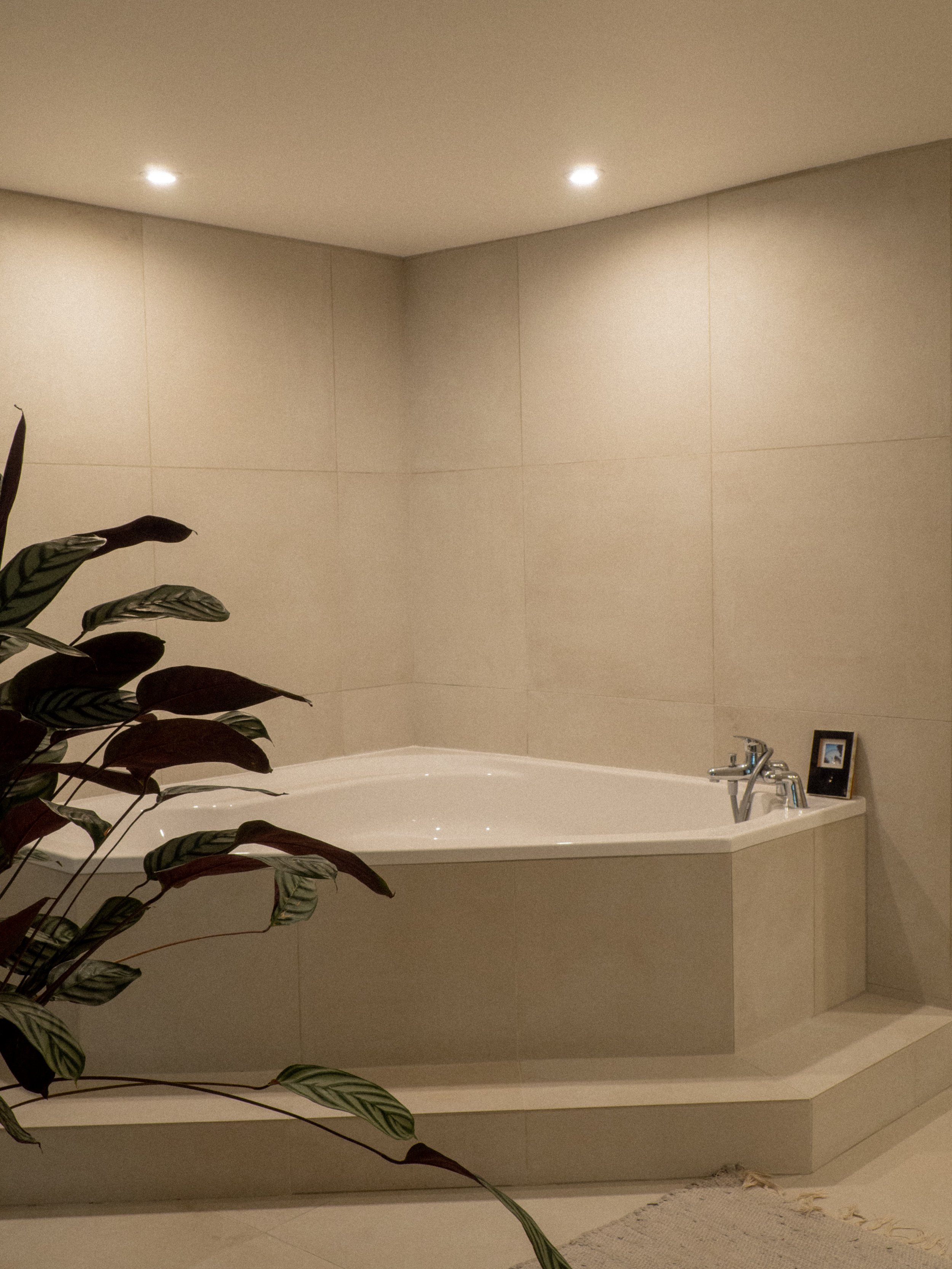 Baignoire dans salle de bain sur-mesure réalisée à Toulon dans le Var par une architecte d'intérieur