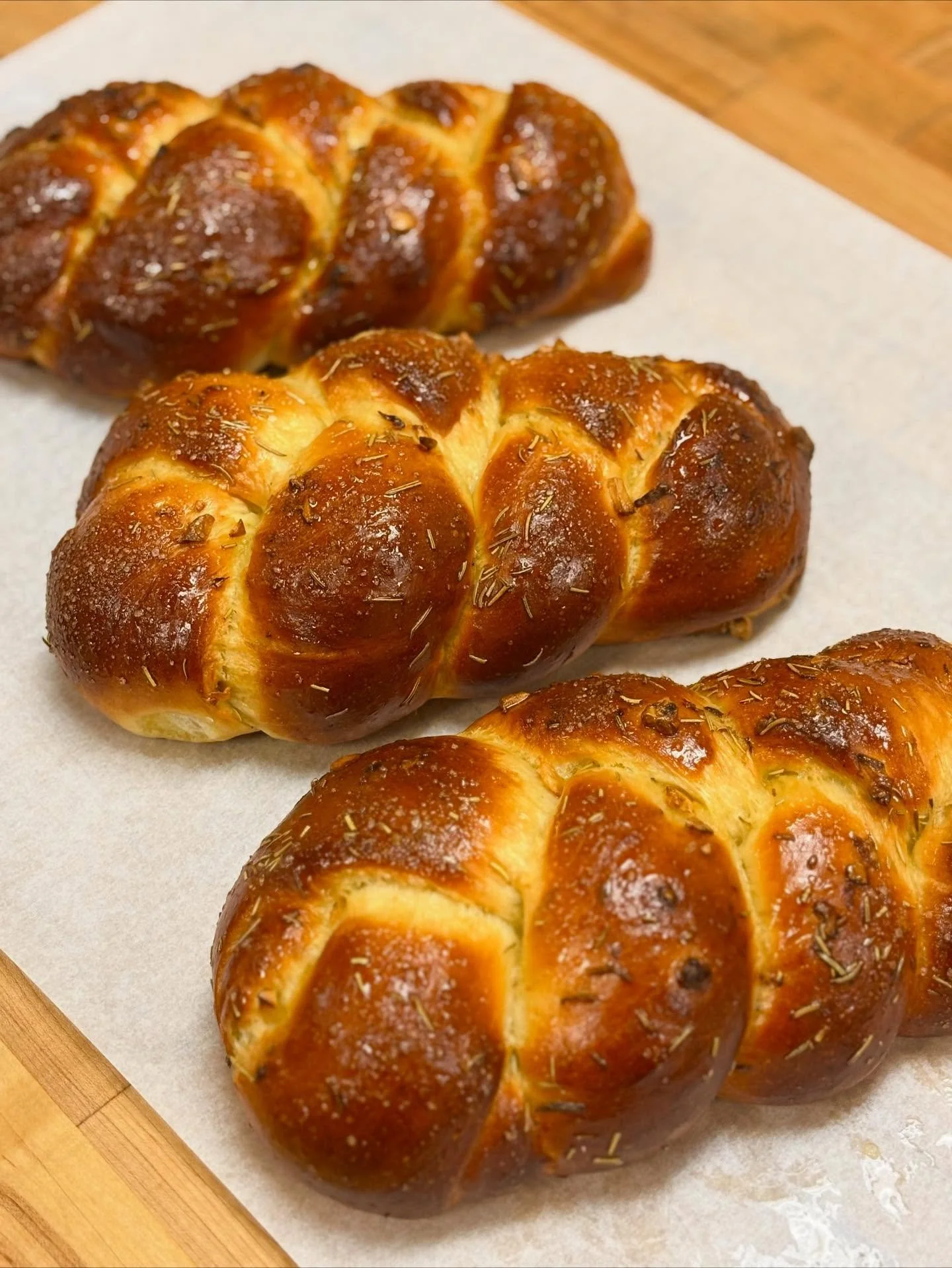 Have you met our Rosemary Garlic Challah? Roasted garlic, rosemary, extra-virgin olive oil, and a sprinkle of sea salt. It&rsquo;s the loaf you&rsquo;ll want with every dinner ✨