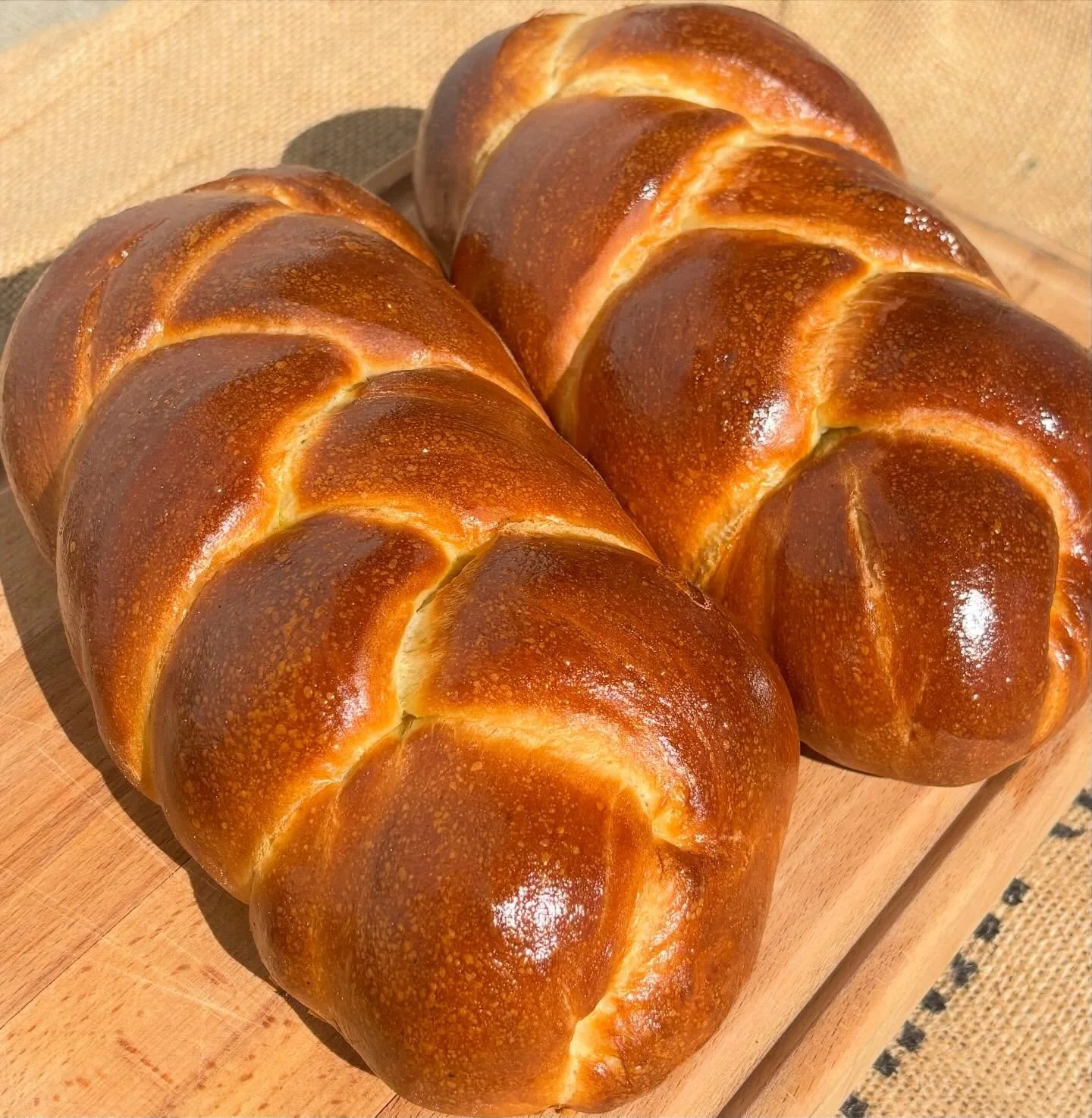 Sometimes you&rsquo;ve gotta take your challah outside for a photo shoot! 

These classic beauties are what we got our start with. Perfect for Friday night dinner, weekend French toast, tearing and dipping, and everything in between. 

How are you ea