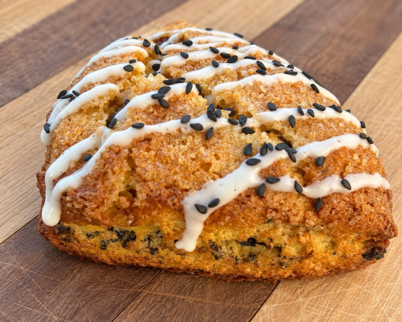 A little something we made just for @flatsixcoffee 🍂

Our black sesame pumpkin scone with maple glaze: golden edges, nutty black sesame, and a sweet maple drizzle.

The perfect fall treat! Go grab one with your coffee and check out their gorgeous sp