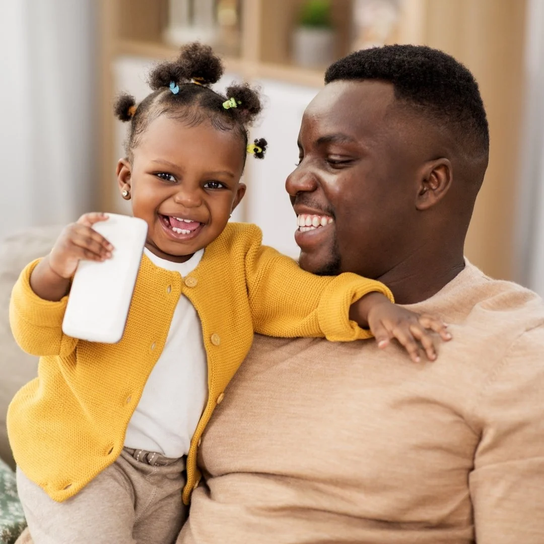 📱✨ Did you know screen time can impact a child's sleep? Blue light from phones, tablets, and TVs interferes with the production of melatonin, the hormone that helps regulate sleep. 📉 That means late-night screen use can make it harder for your litt