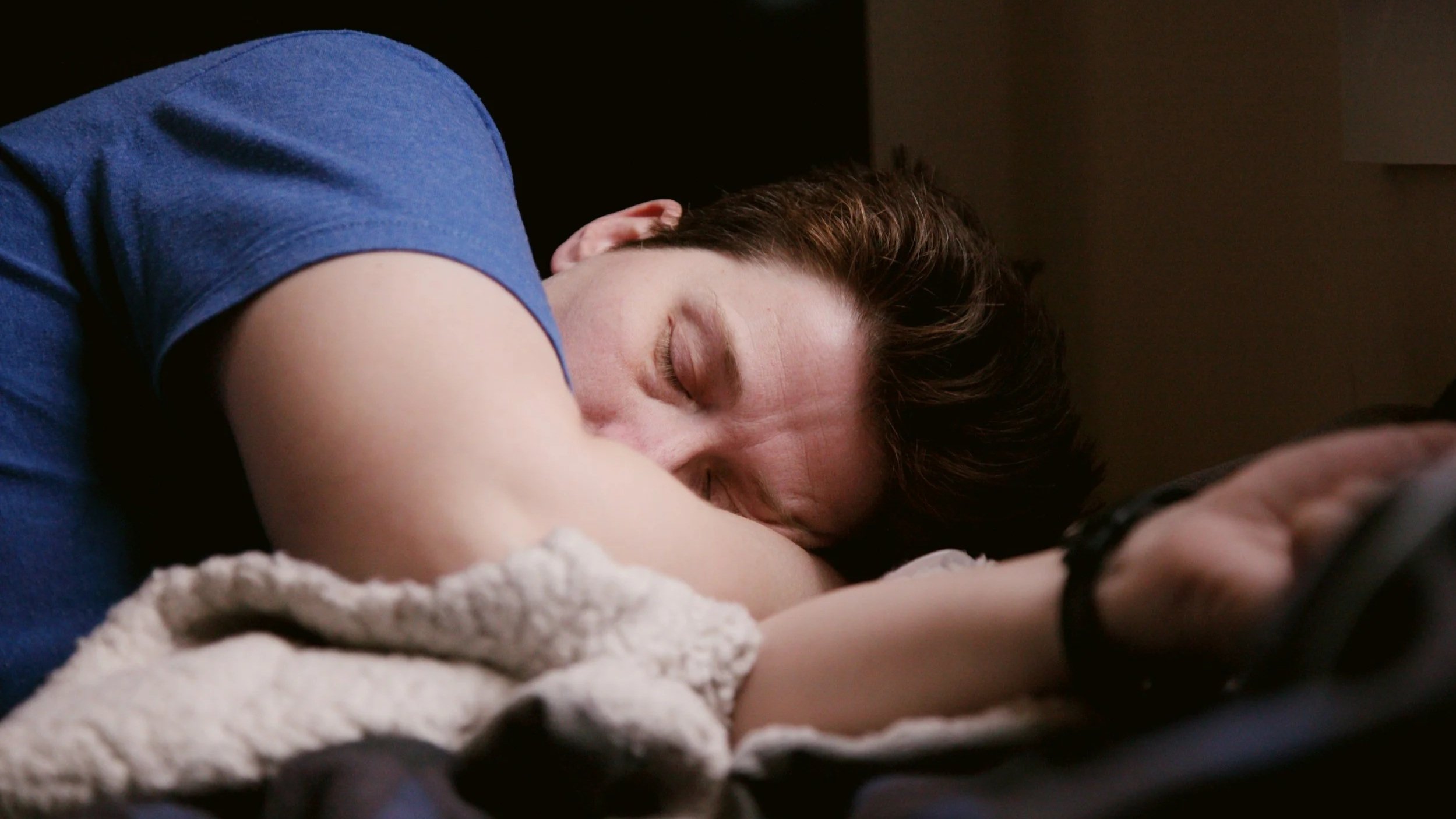 A mom sleep on the couch.
