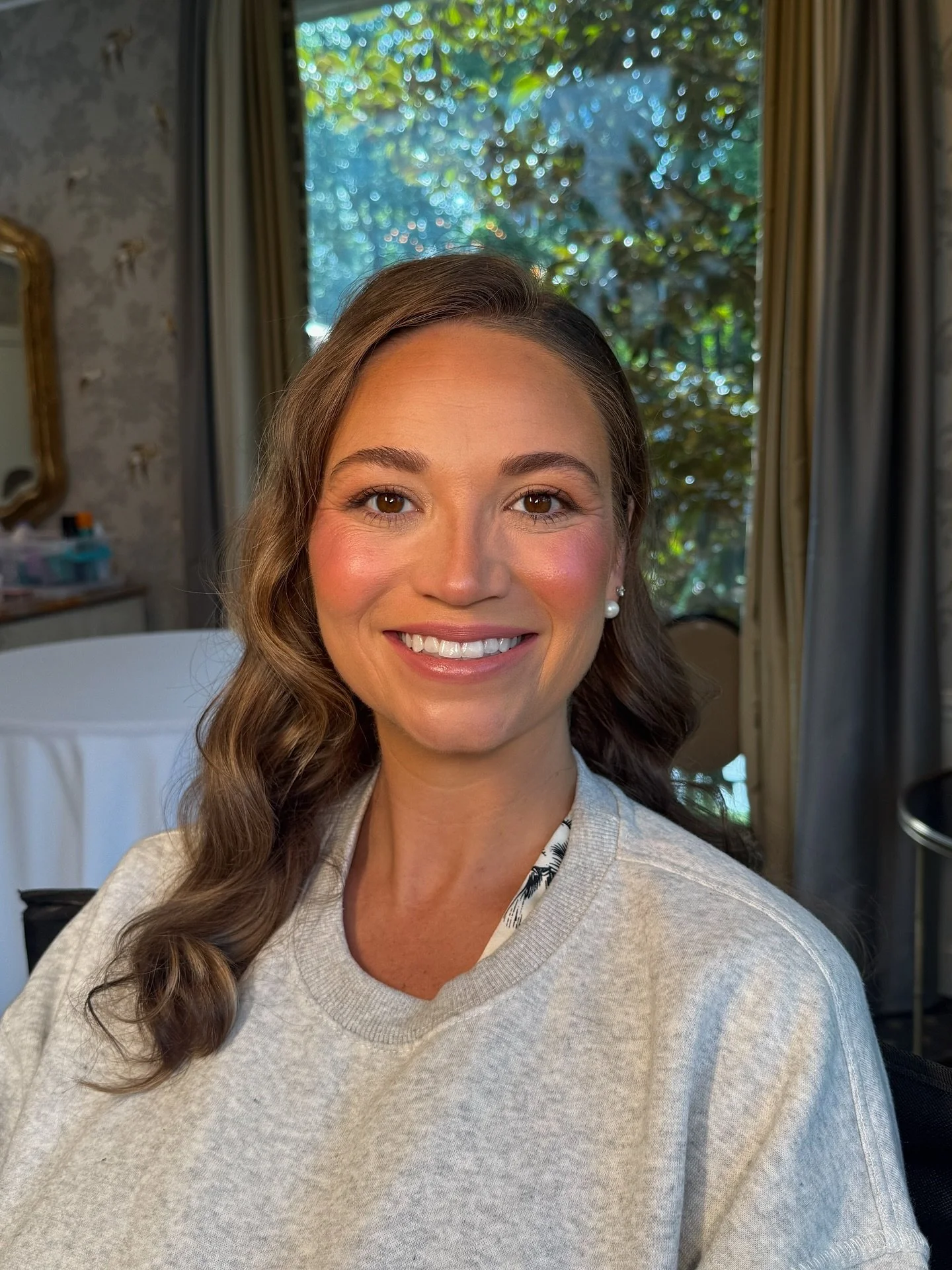 Gorgeous super soft glam oh my beautiful bridesmaid for @paradisebeautykc 

classic soft, glam, bronze, shimmery eyes with a pink cheek 🩷 and natural glowing skin. 

#makeuptutorial #makeup #kansascityweddings