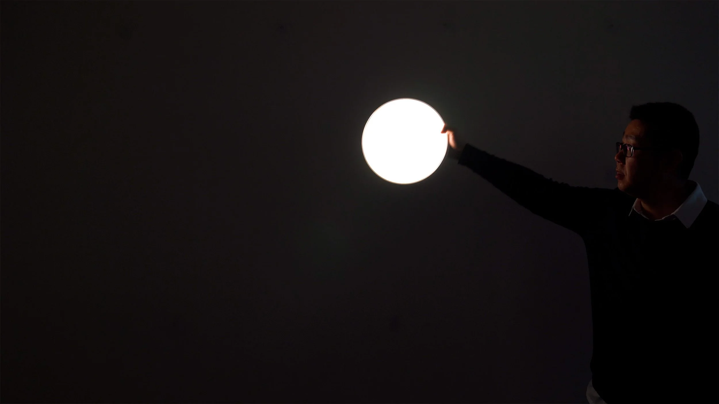 Jeff-with-a-wirelessly-powered-light.jpg