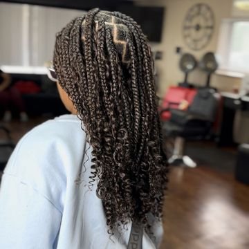 9e46d41ac0eb49bfb4298c4e2b0eb6-braidsbyanisadashe-inspiration-da15d1b5f2e64d9daa0e0aa310e042-booksy.jpeg