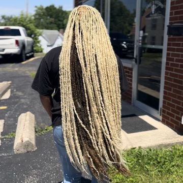 23930414563440ce9d98a906bd40d3-braidsbyanisadashe-inspiration-317fe02c27fd49108b057447e4f758-booksy.jpeg