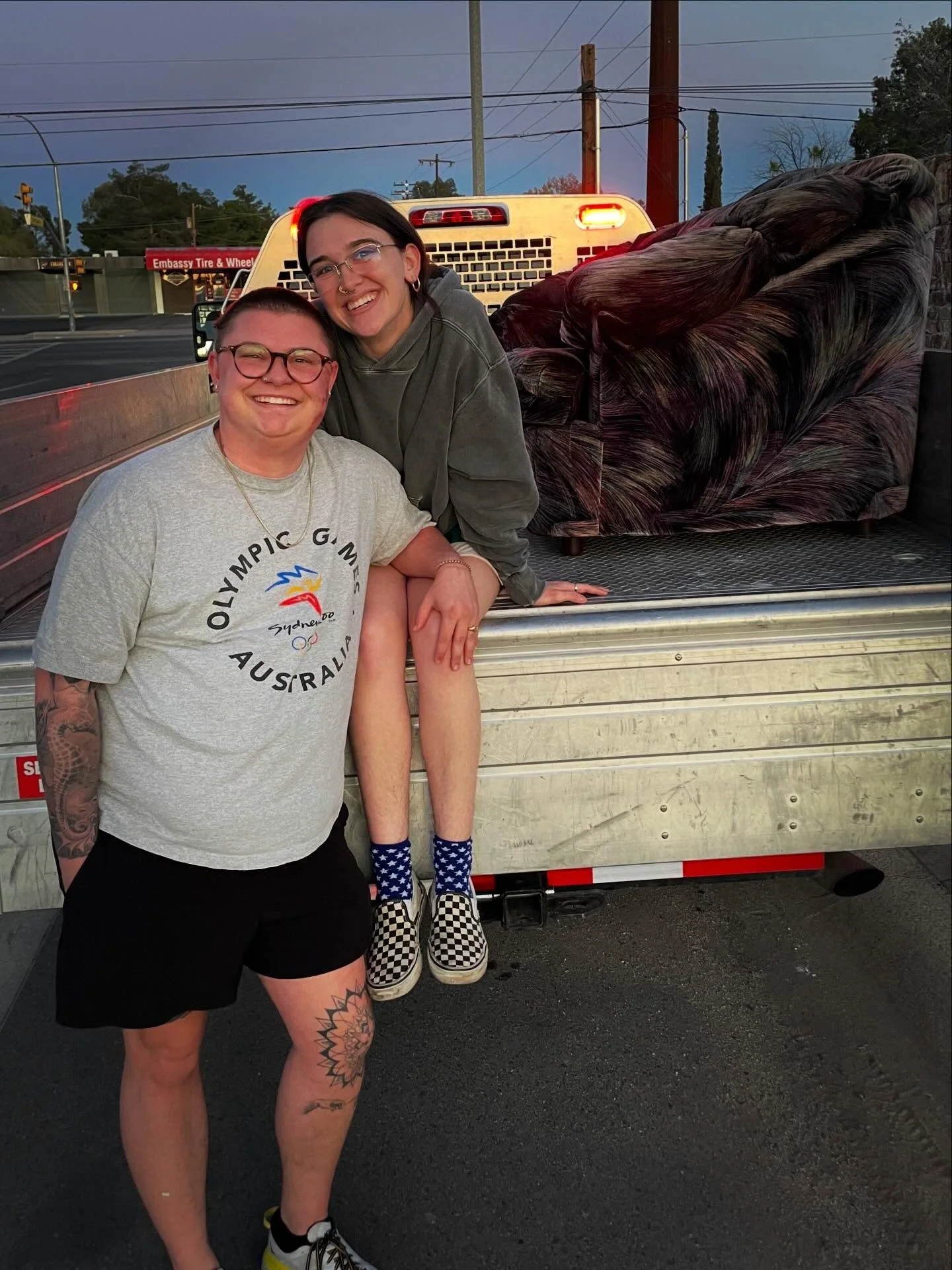 SUPER SWEET 90&rsquo;S SOFA SET PART DEUX! We may have felt sad to let it go, but look at who it went home with! These ultra cool kids were so excited about their &ldquo;new&rdquo; furniture and to be supporting @theravencorps and @vaftucson - legit 