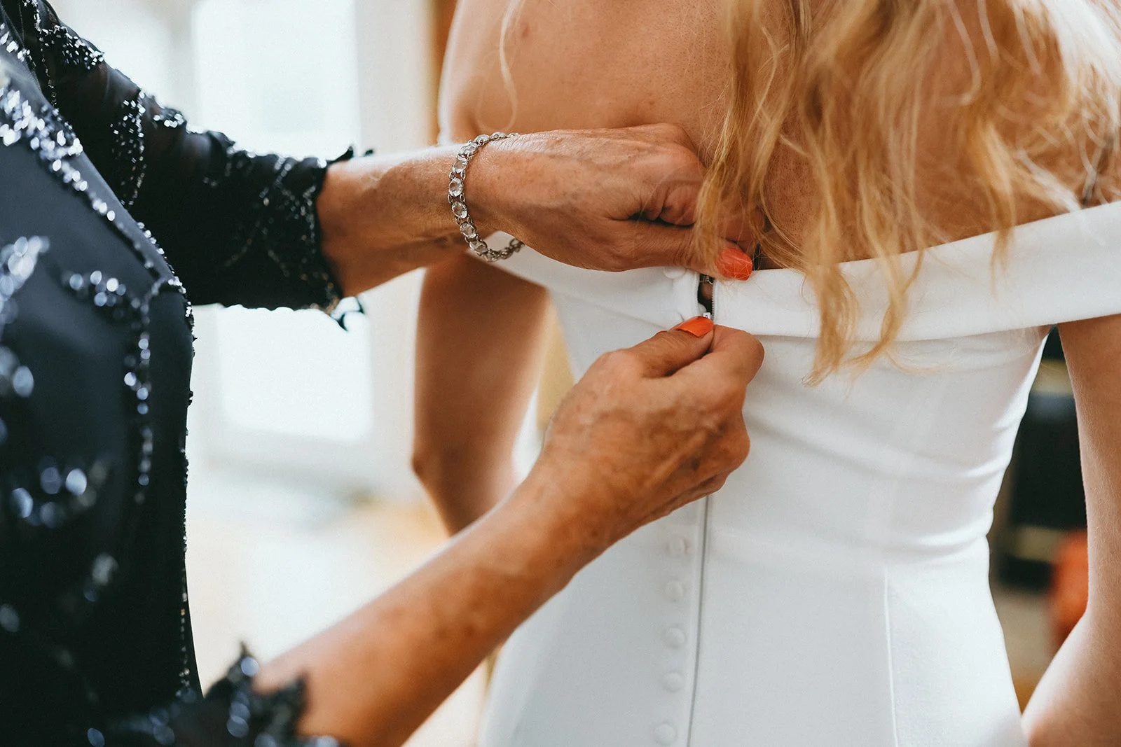 allison-bride-wedding-dress-buttons-getting-ready.jpg