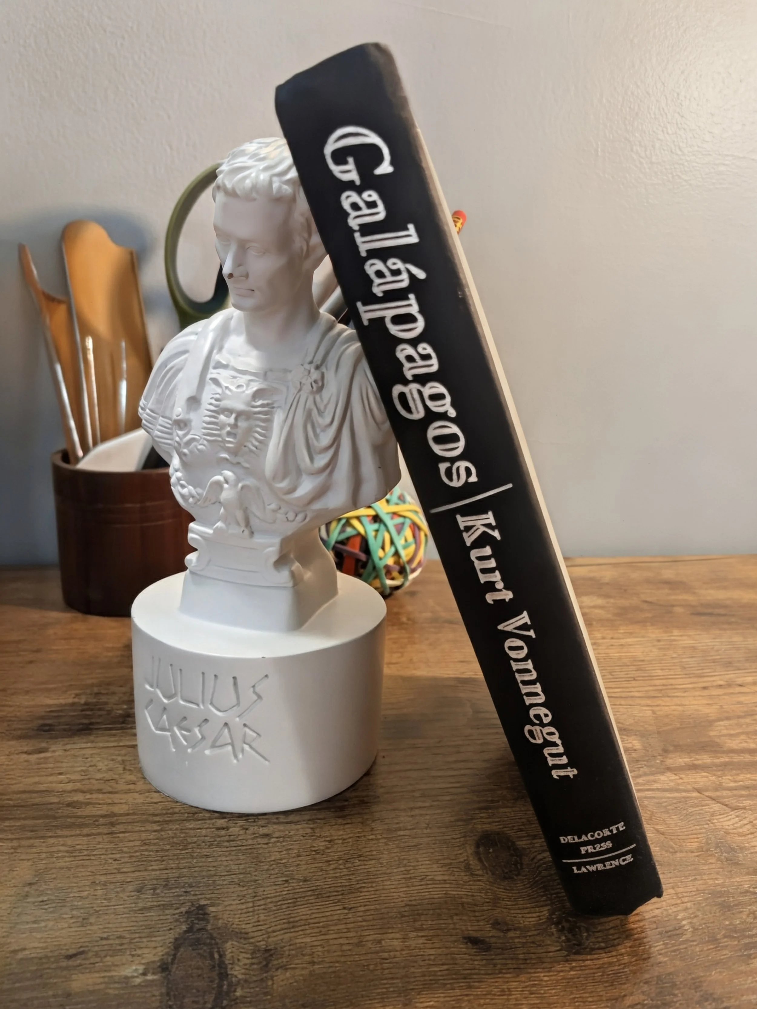 Galápagos - kurt vonnegut - first edition - spine.jpg