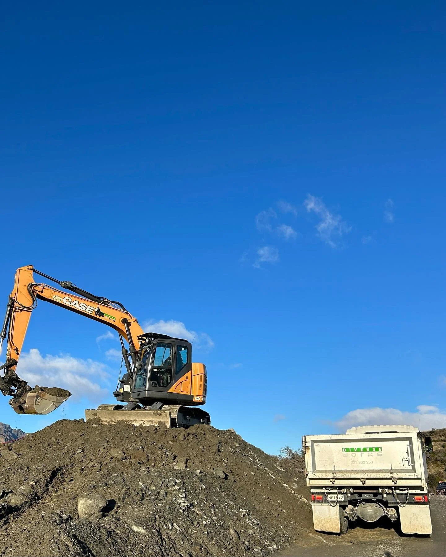 A stunning setting for this excavator. Above that inversion cloud and enjoying the sun! #westwanaka #earthmoving #excavation #wanakabuild #landscaping #digger #case #construction #earthmover