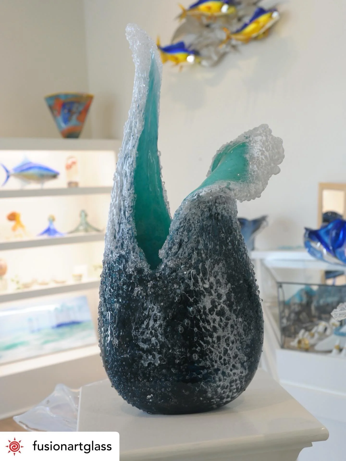 Get @reshare_app &bull; @fusionartglass The ocean is calling 💙 Bring home the mesmerizing High Sided Wave Vase. Handmade by masters Blaker DeSomma, this piece is the ultimate coastal statement.
Shop online: www.fusionartglass.com
Visit us in the gal