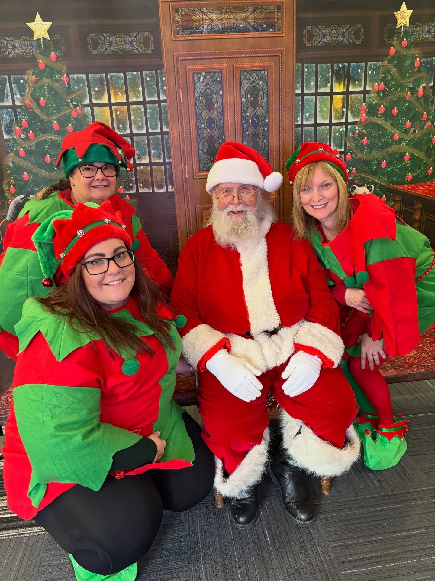 🎅🏼✨ It&rsquo;s officially SANTA DAY! ✨🎅🏼
Santa&rsquo;s House is open and the Big Guy himself is ready for photos! His cheerful elves are there too, spreading holiday magic and welcoming everyone with a smile.

📍 Find Santa at &ldquo;J&rdquo; on 
