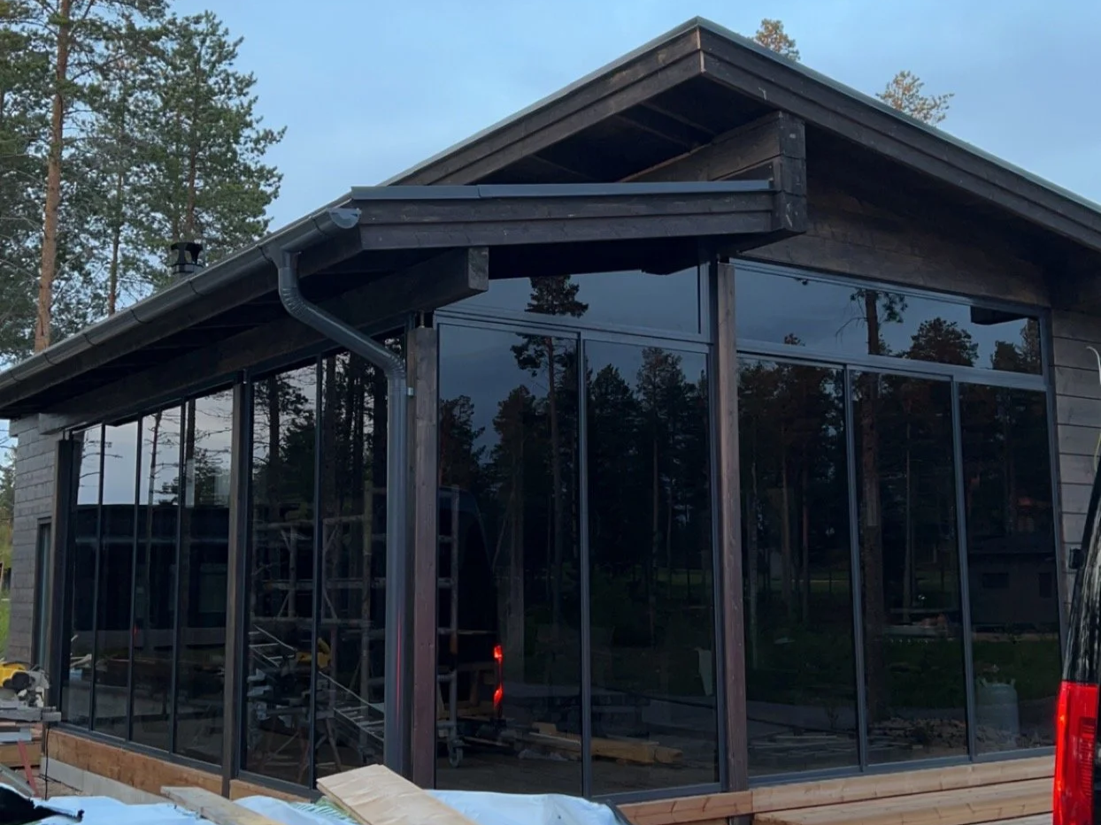 Tummat terassilasitukset mustilla profiileilla