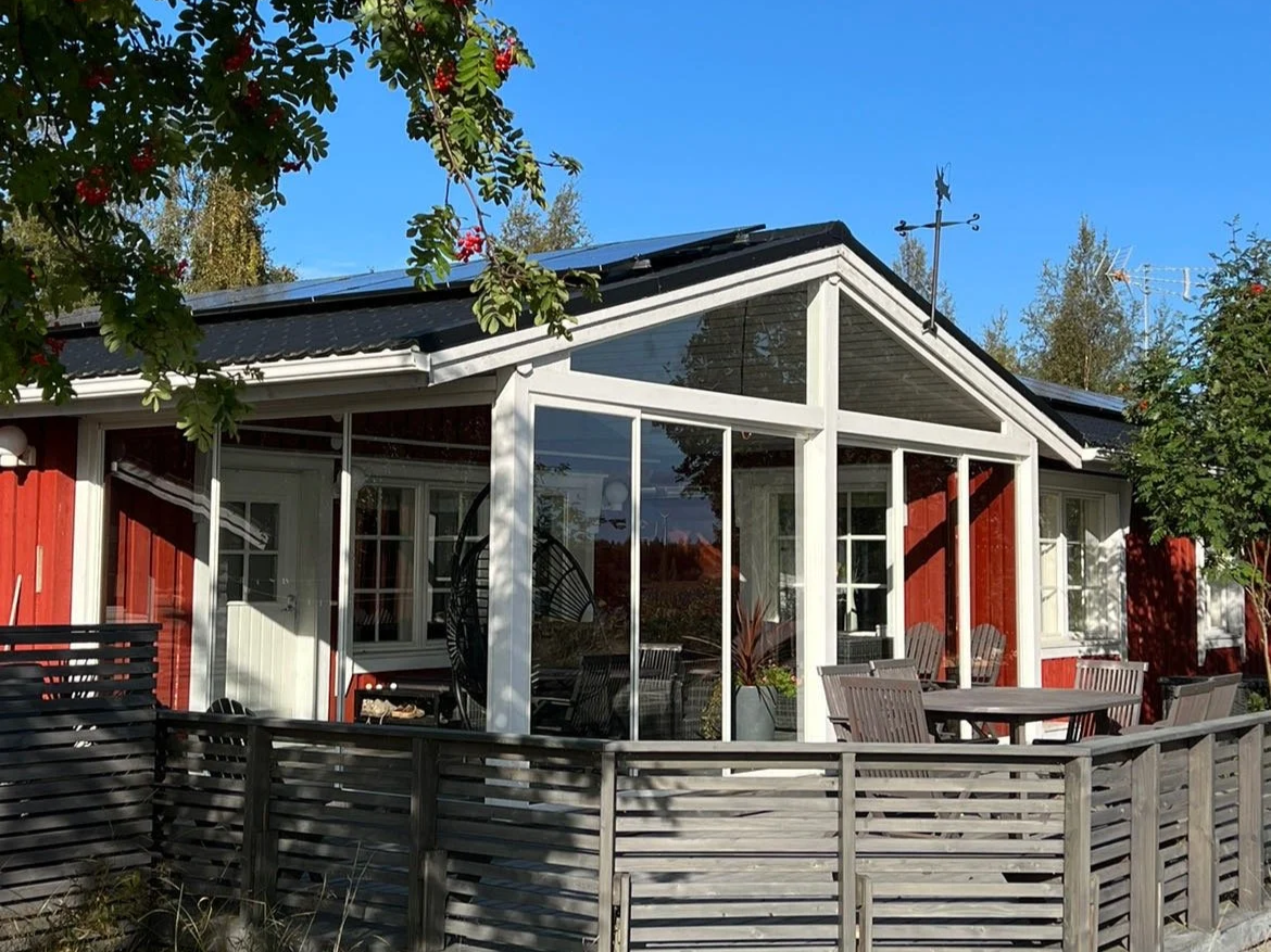 Valkoinen terassilasitus kirkkailla taseilla