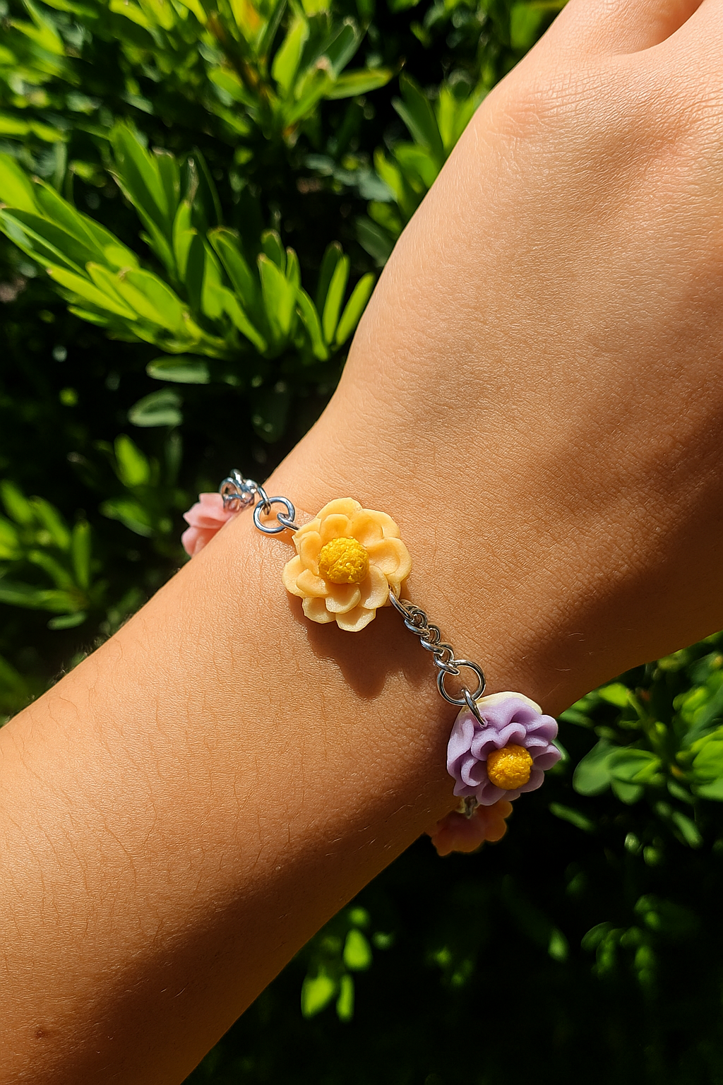 20251122_1735_Bracelet on Grass_remix_01kan7qgknew987k9dmygjxvdg.png