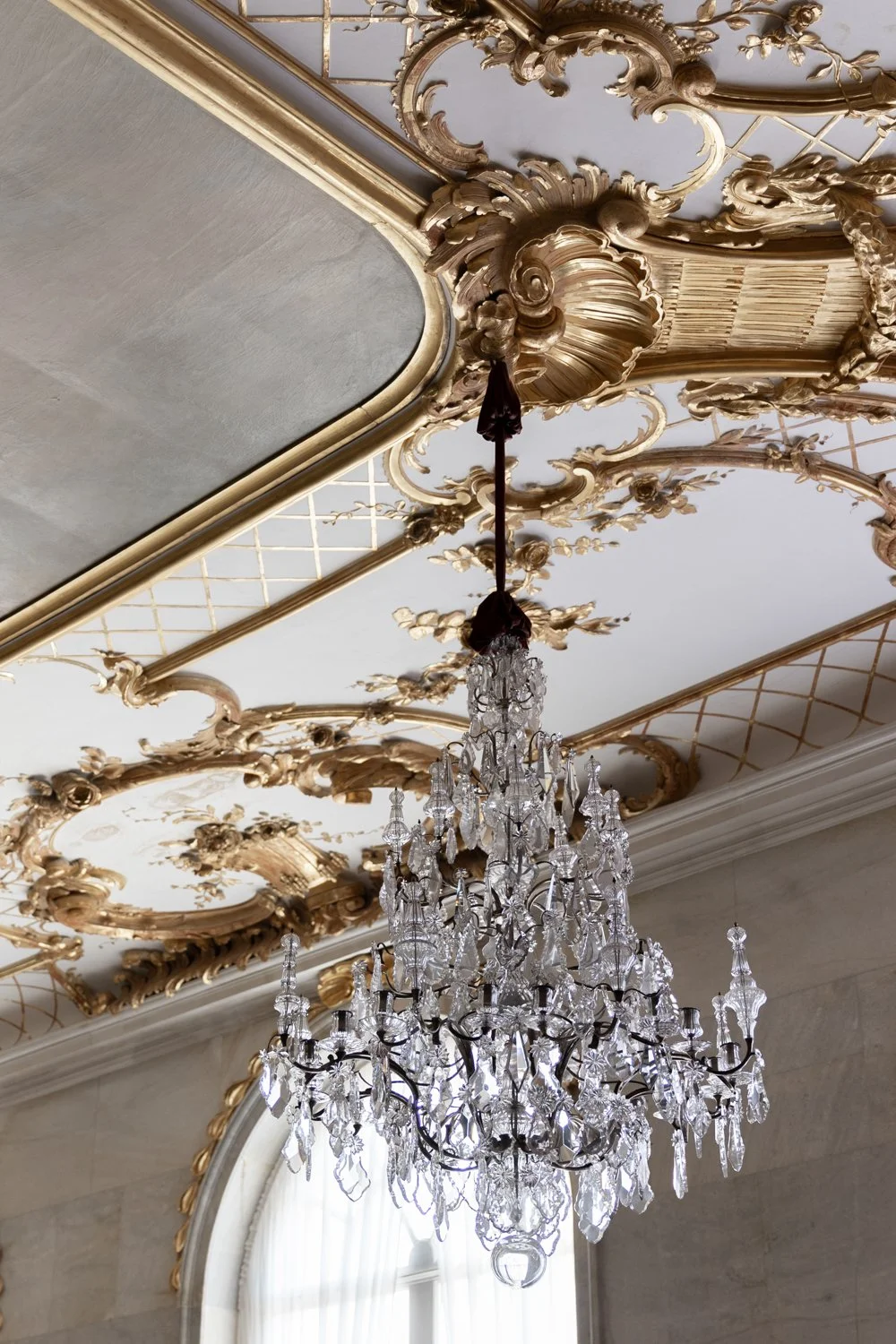 Fábio&Jules-chandelier-in-Blue-Gallery-of-New-Chambers-Potsdam