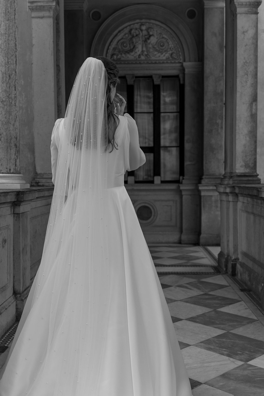 Fábio&Jules-bride-in-front-of-Neuen-Kammern-Potsdam