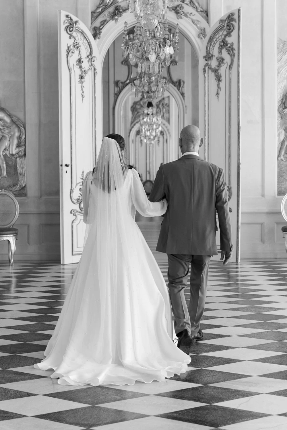 Fábio&Jules-Bride-walks-down-the-aisle
