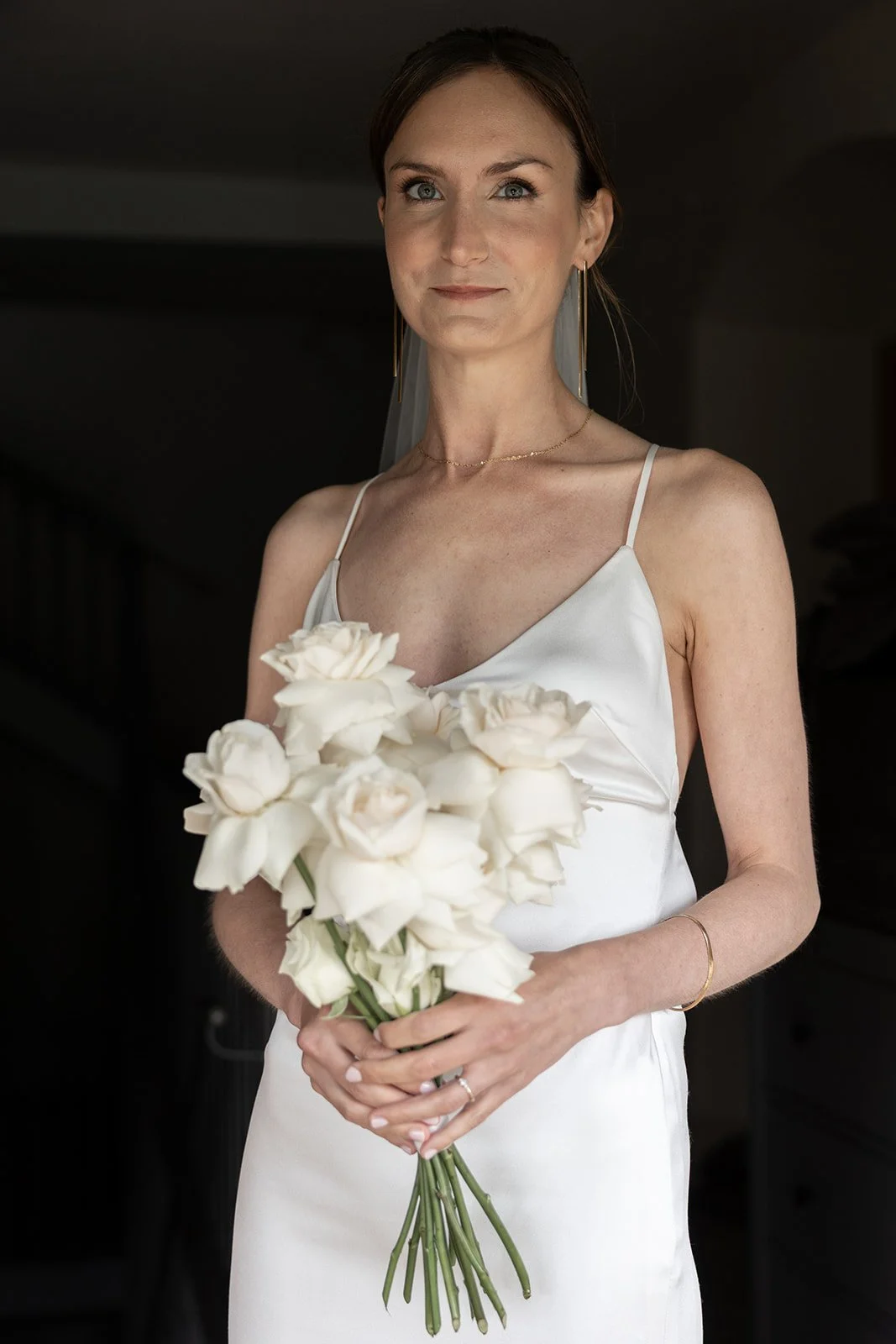 Fábio&amp;Jules-beautiful-bride-with-white-roses-bouquet