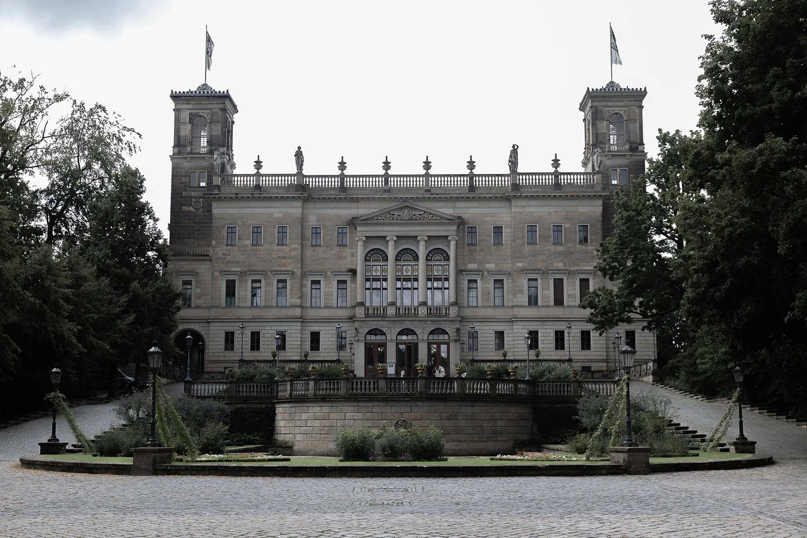 Fábio&amp;Jules-Schloss-Albrechtsberg-front-view