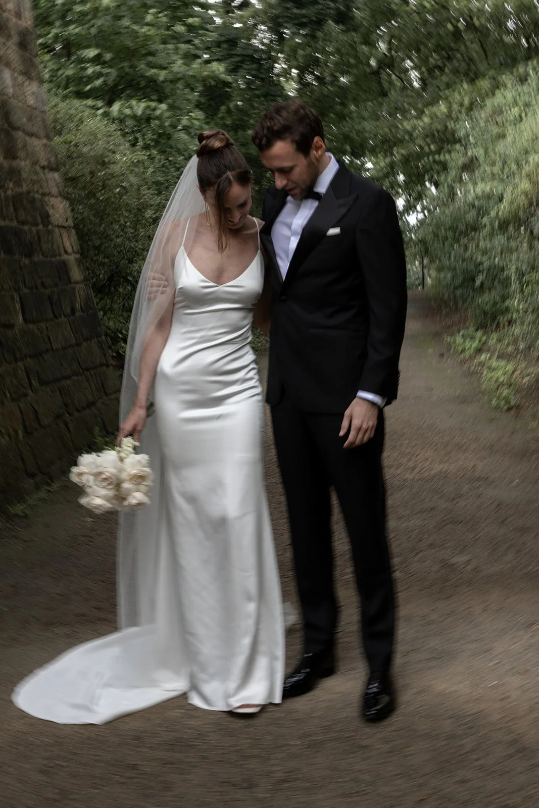Fábio&amp;Jules-First-Look-in-elegant-gardens-of-Dresden
