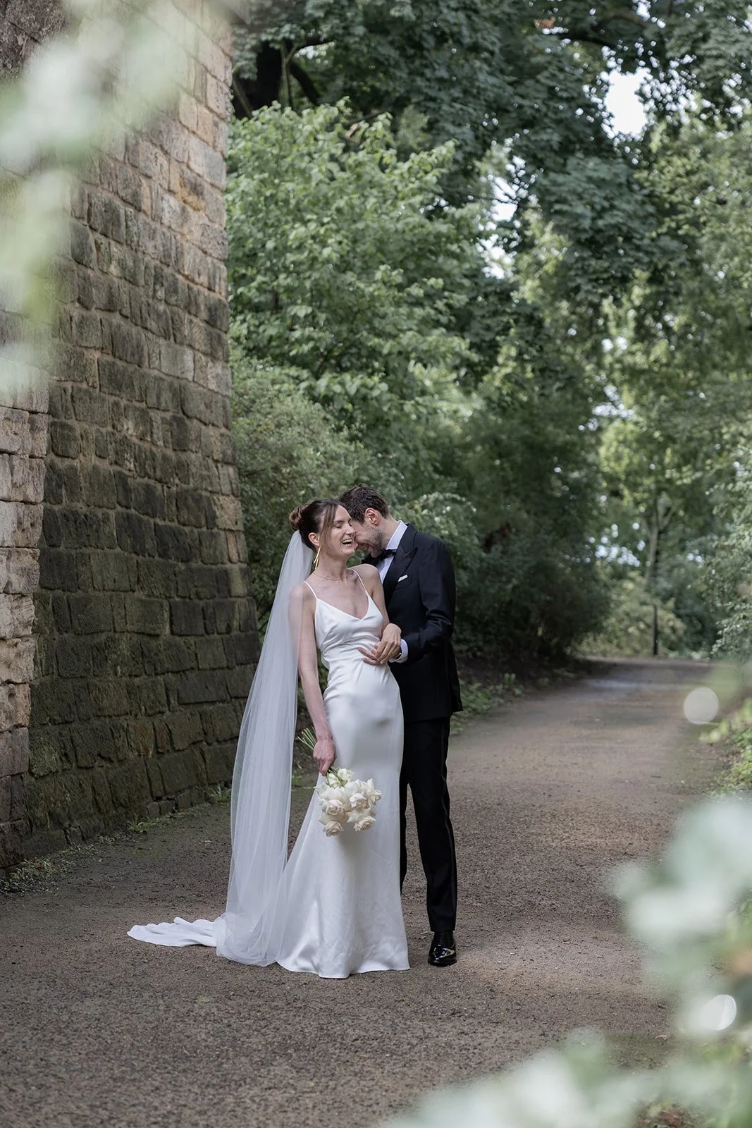 Fábio&amp;Jules-First-Look-Moment-Schloss-Albrechtsberg