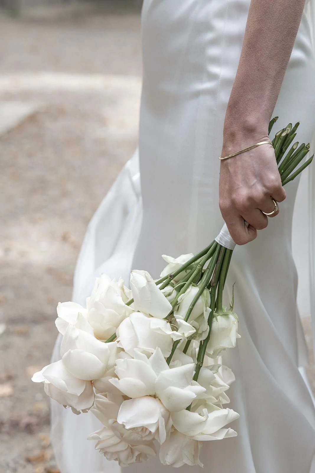 Fábio&amp;Jules-classy-bridal-bouquet-in-soft-light