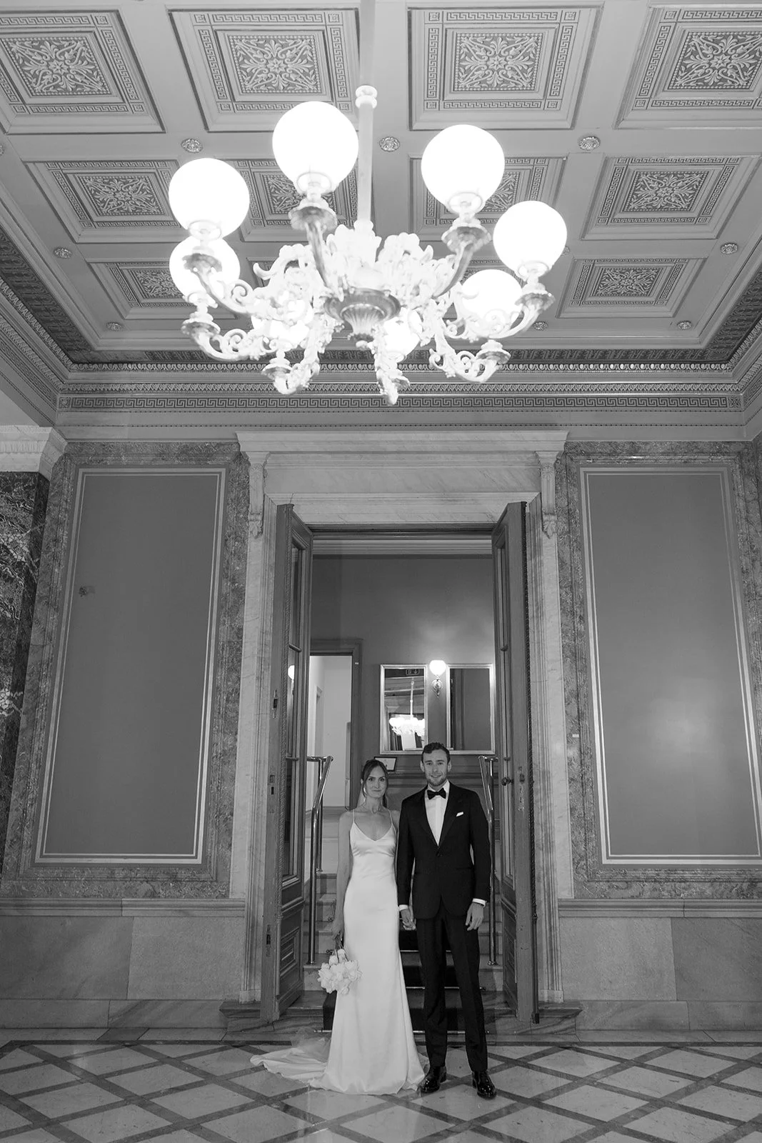 Fábio&amp;Jules-classic-castle-architecture-framing-bride-and-groom