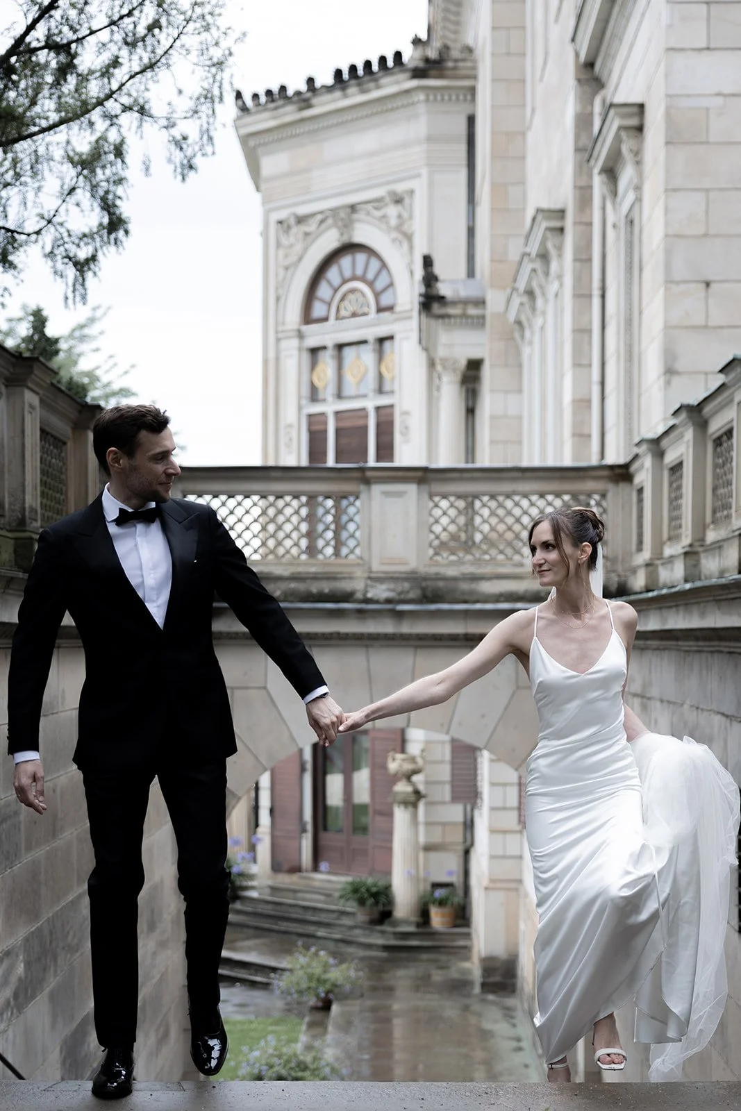 Fábio&amp;Jules-bride-and-groom-portrait-in-front-of-Schloss-Ablrechtsberg
