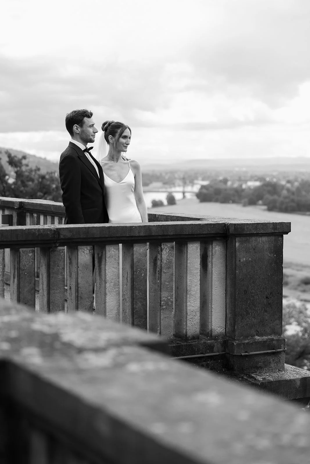 Fábio&amp;Jules-bride-and-groom-enjoying-the-view