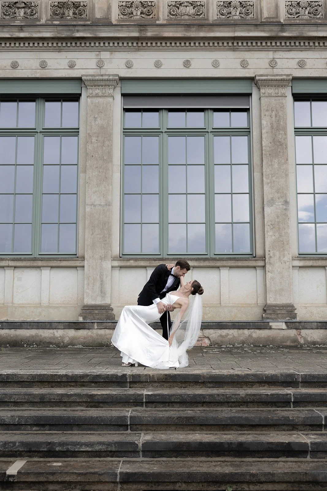 Fábio&amp;Jules-dip-kiss-in-front-of-Lingnerschloss-Dresden