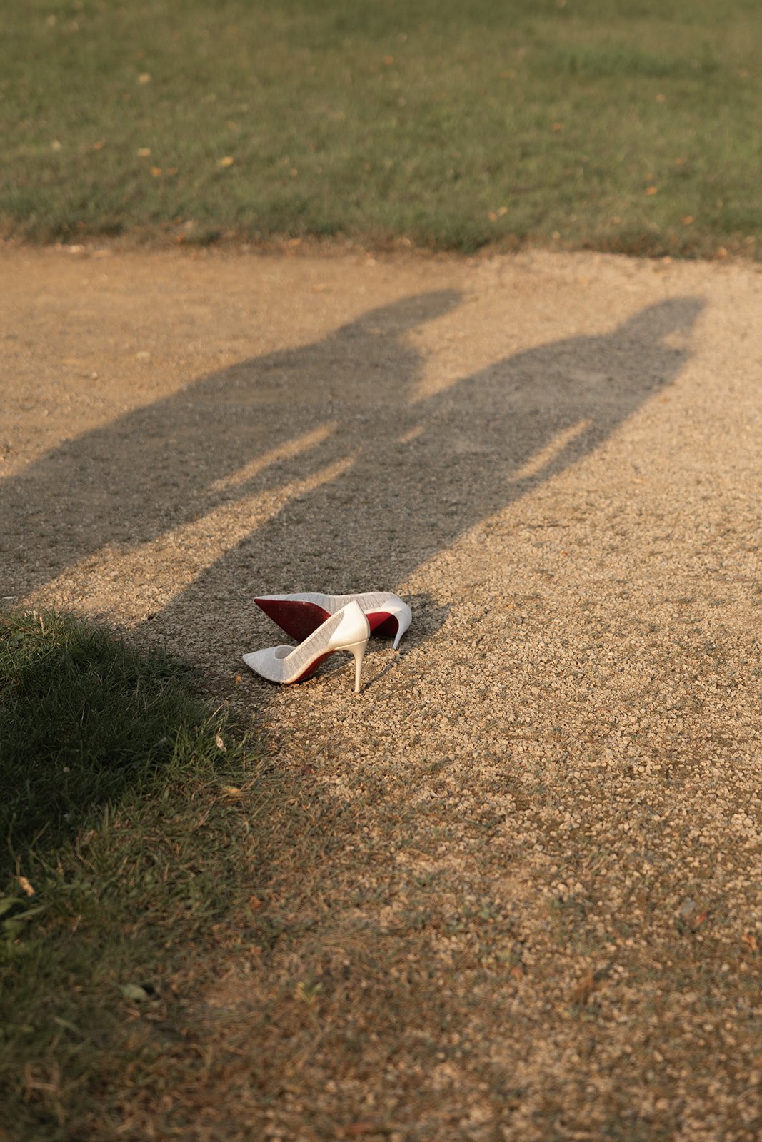 Fábio&Jules-christian-louboutins-with-shadow-of-bridal-couple