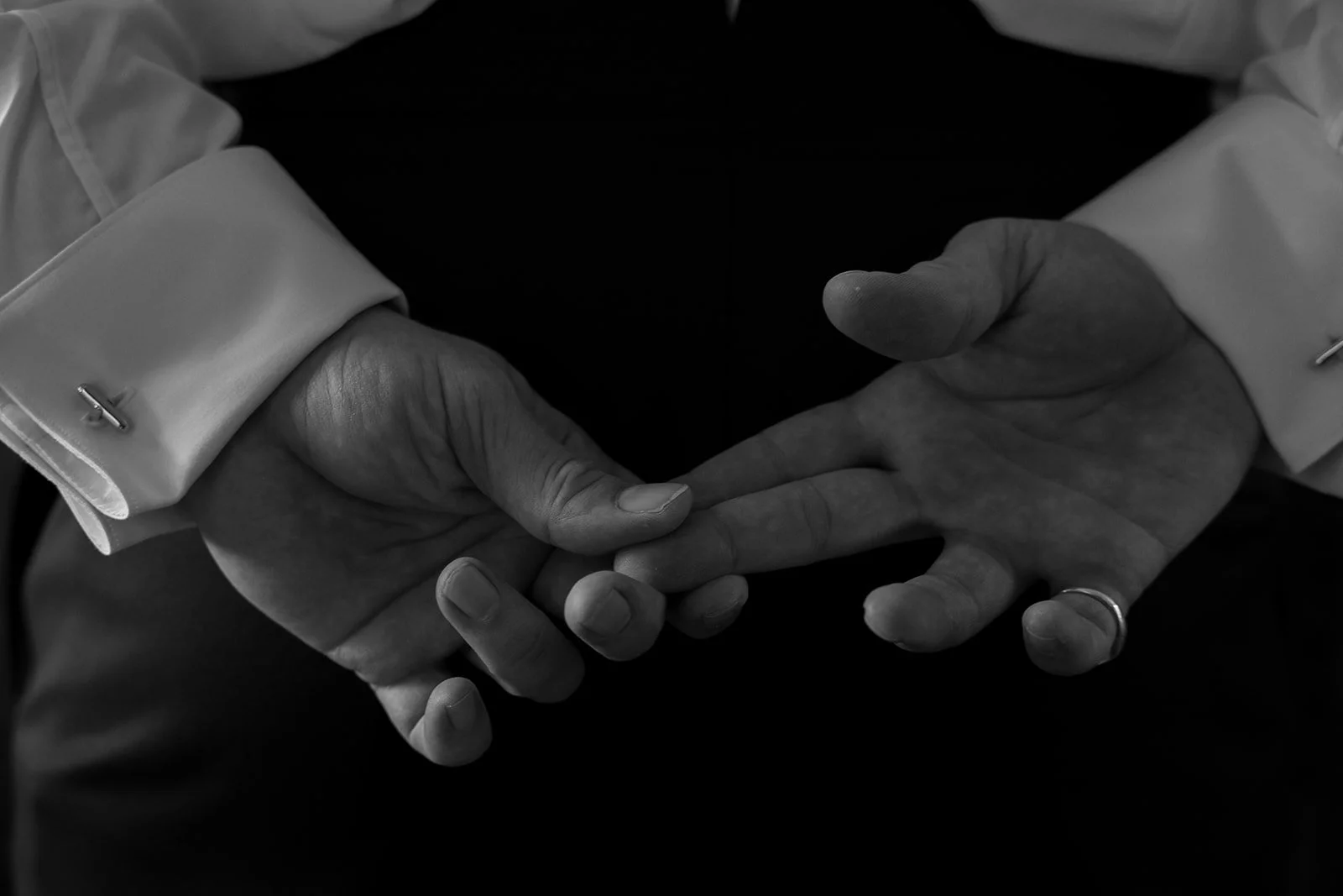 Fábio&Juleswedding-cufflinks-detail-schloss-steinhoefel