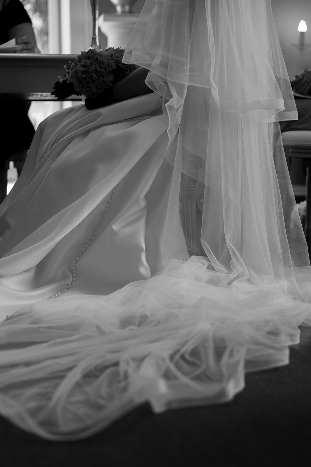 Fábio&Jules-detail-shot-veil-and-bridal-dress