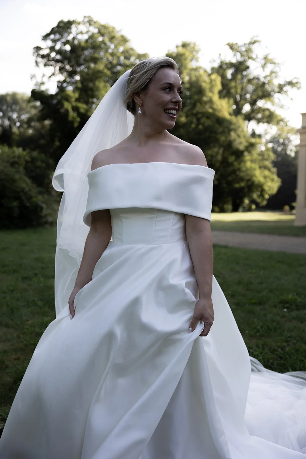 Fábio&Jules-bridal-portrait-smiling-all-over-her-face
