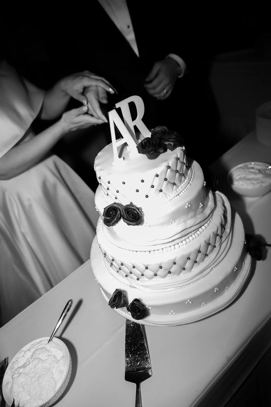 Fábio&Jules-wedding-cake-cutting-schloss-steinhoefel