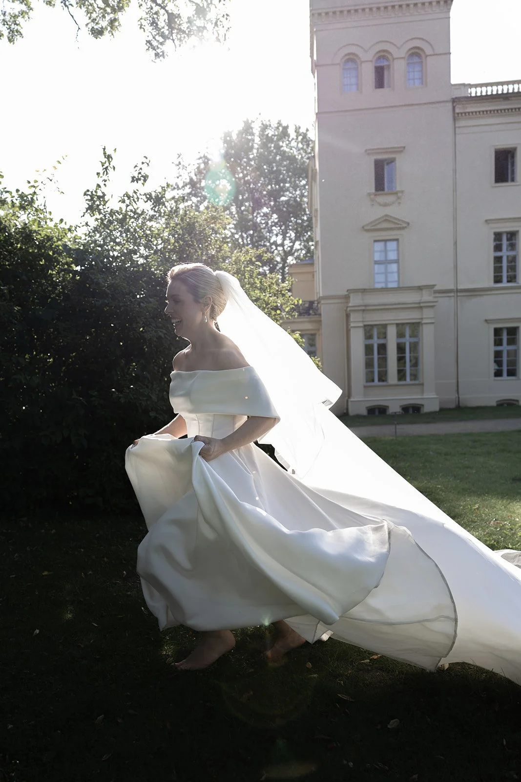 Fábio&Jules-bride-running-golden-hour-schloss-steinhoefel