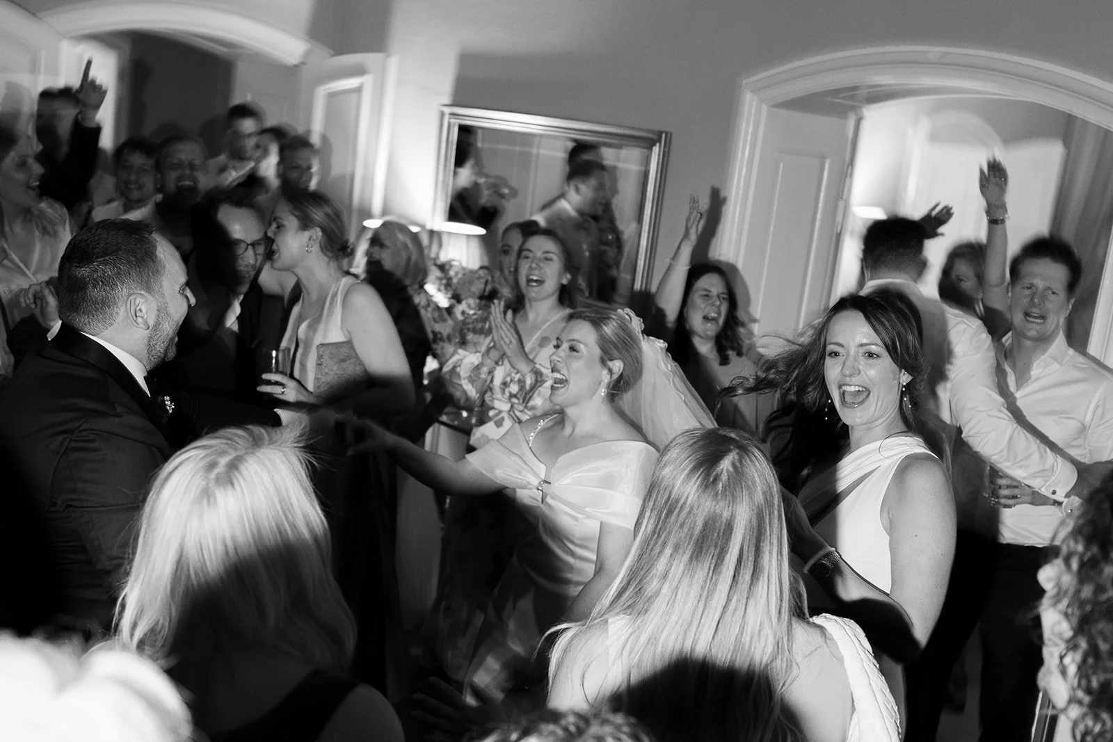 Fábio&Jules-wedding-party-dancing-guests