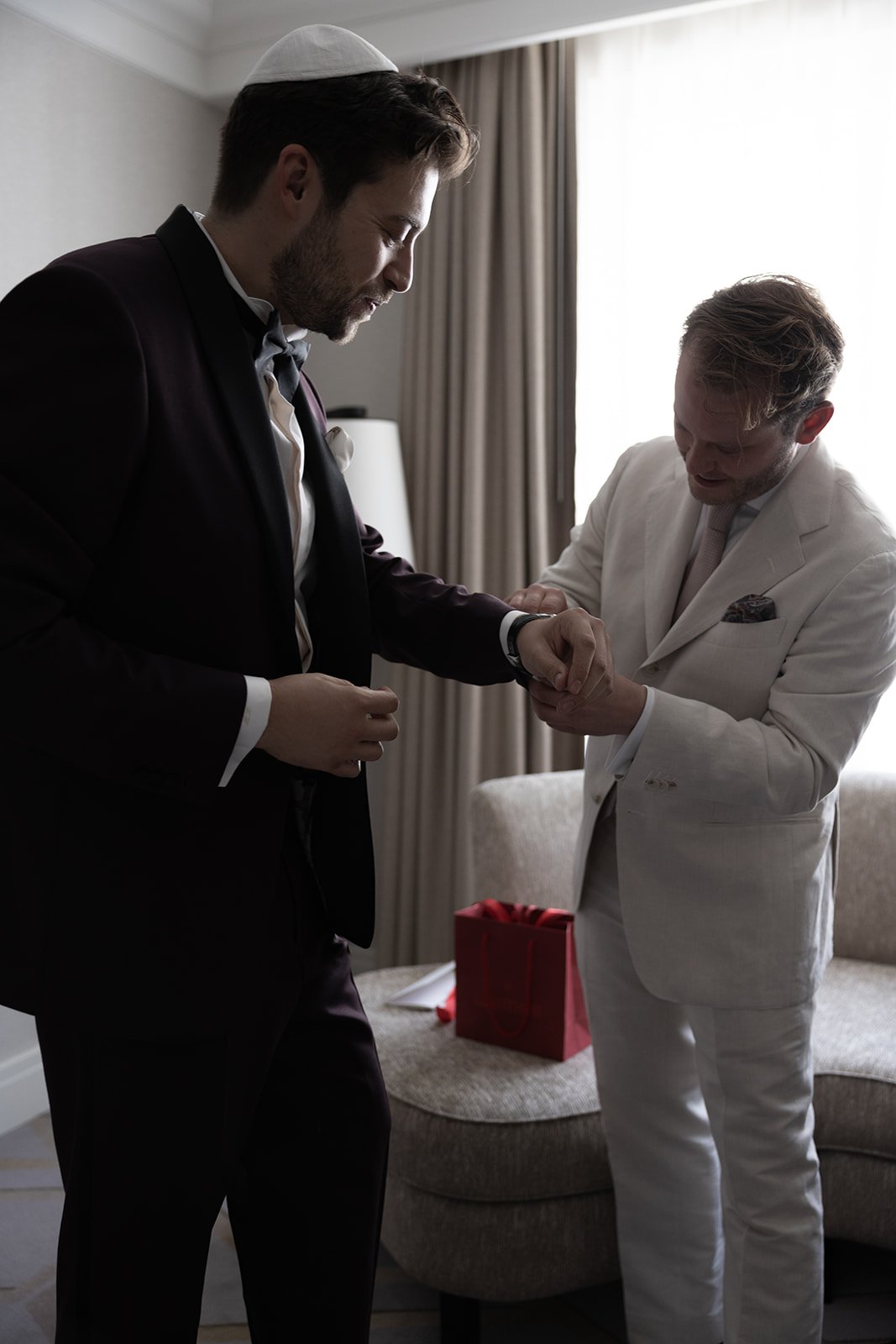 Fábio&amp;Jules-groomsmen-helping-groom-cufflinks