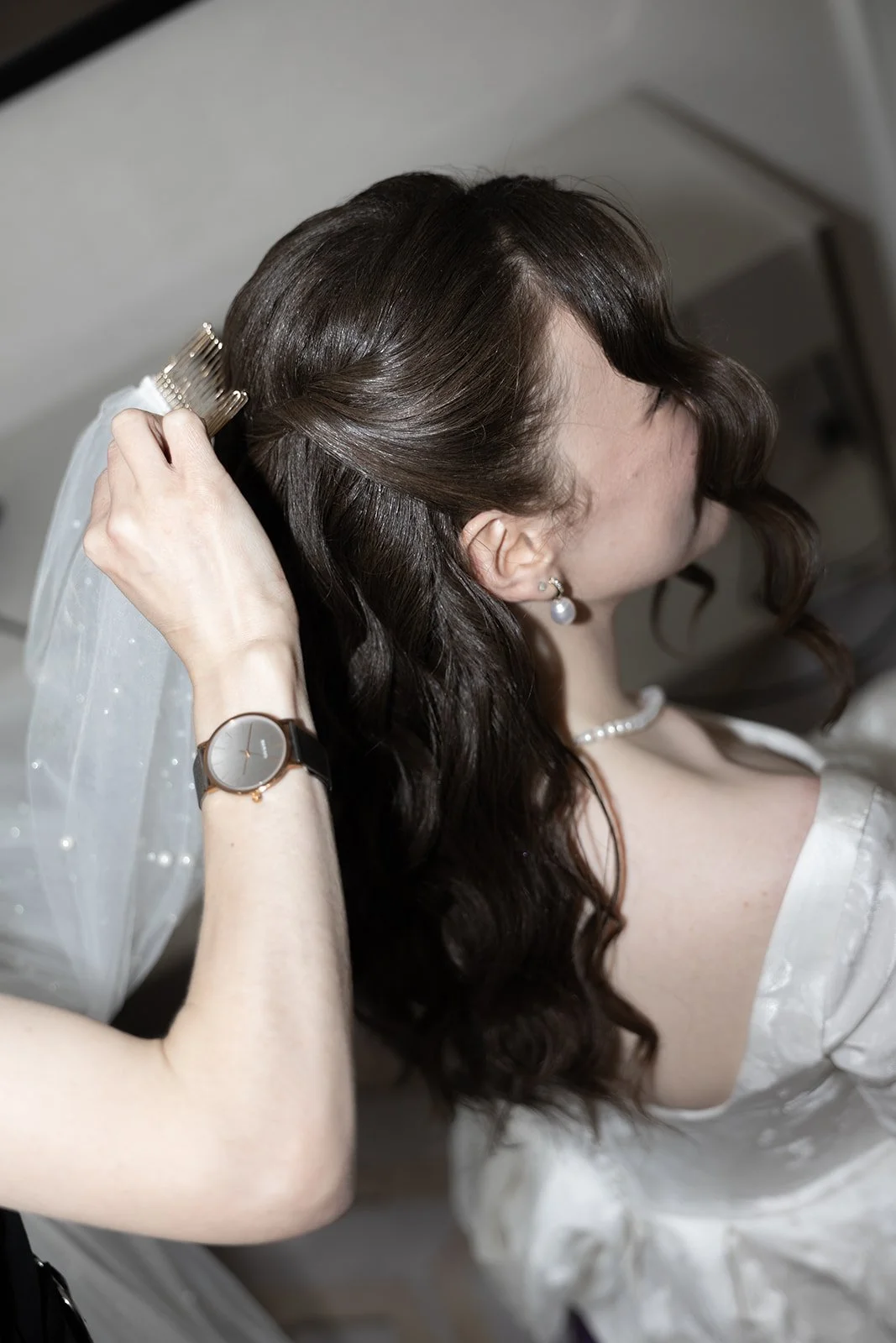 Fábio&amp;Jules-bridesmaids-helping-bride-veil