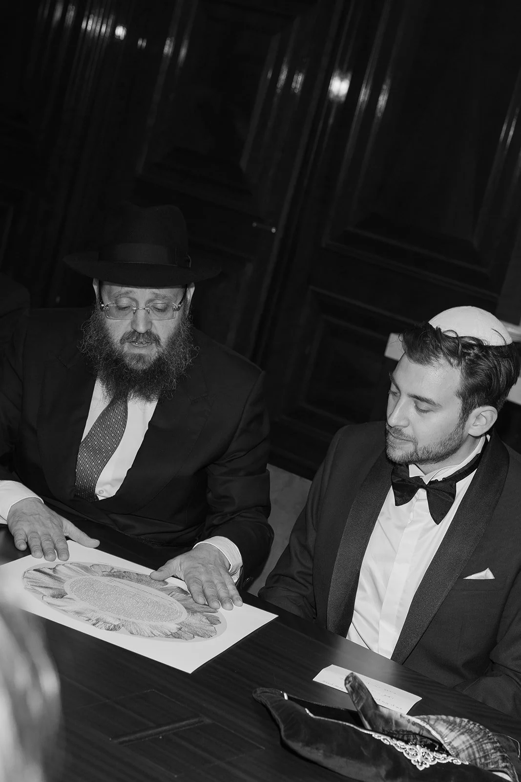 Fábio&amp;Jules-groom-after-signing-ketubah